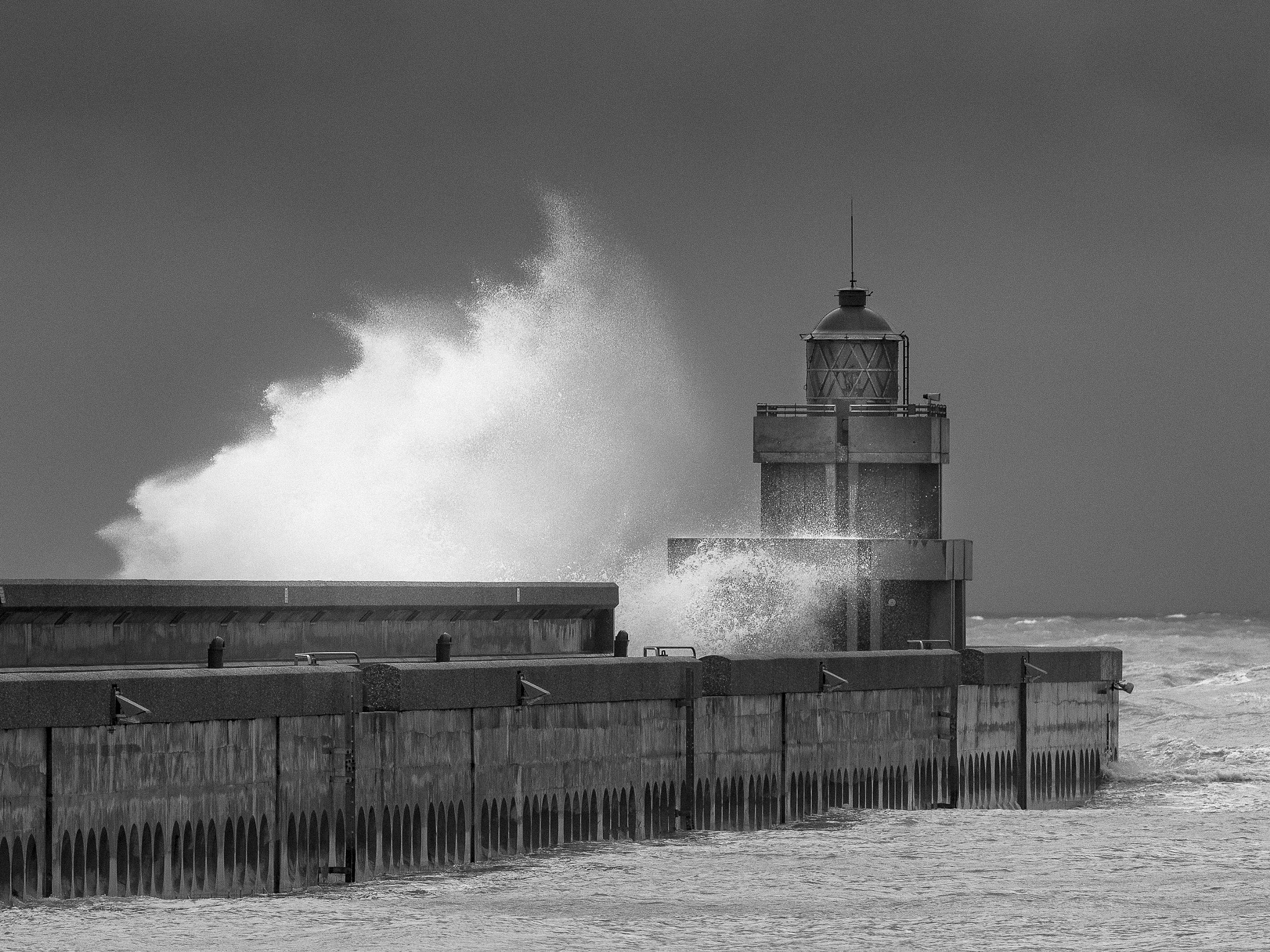 Canon EF 100-400mm F4.5-5.6L IS USM sample photo. Le phare dans la tempête photography