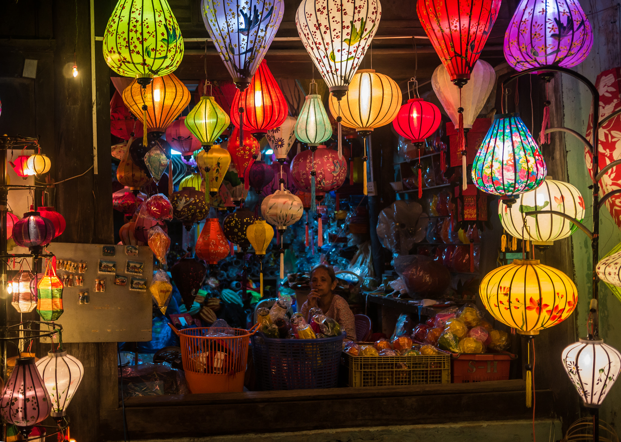 Panasonic Lumix DMC-G7 + Panasonic Lumix G 20mm F1.7 ASPH sample photo. Lantern shop, hoi an photography