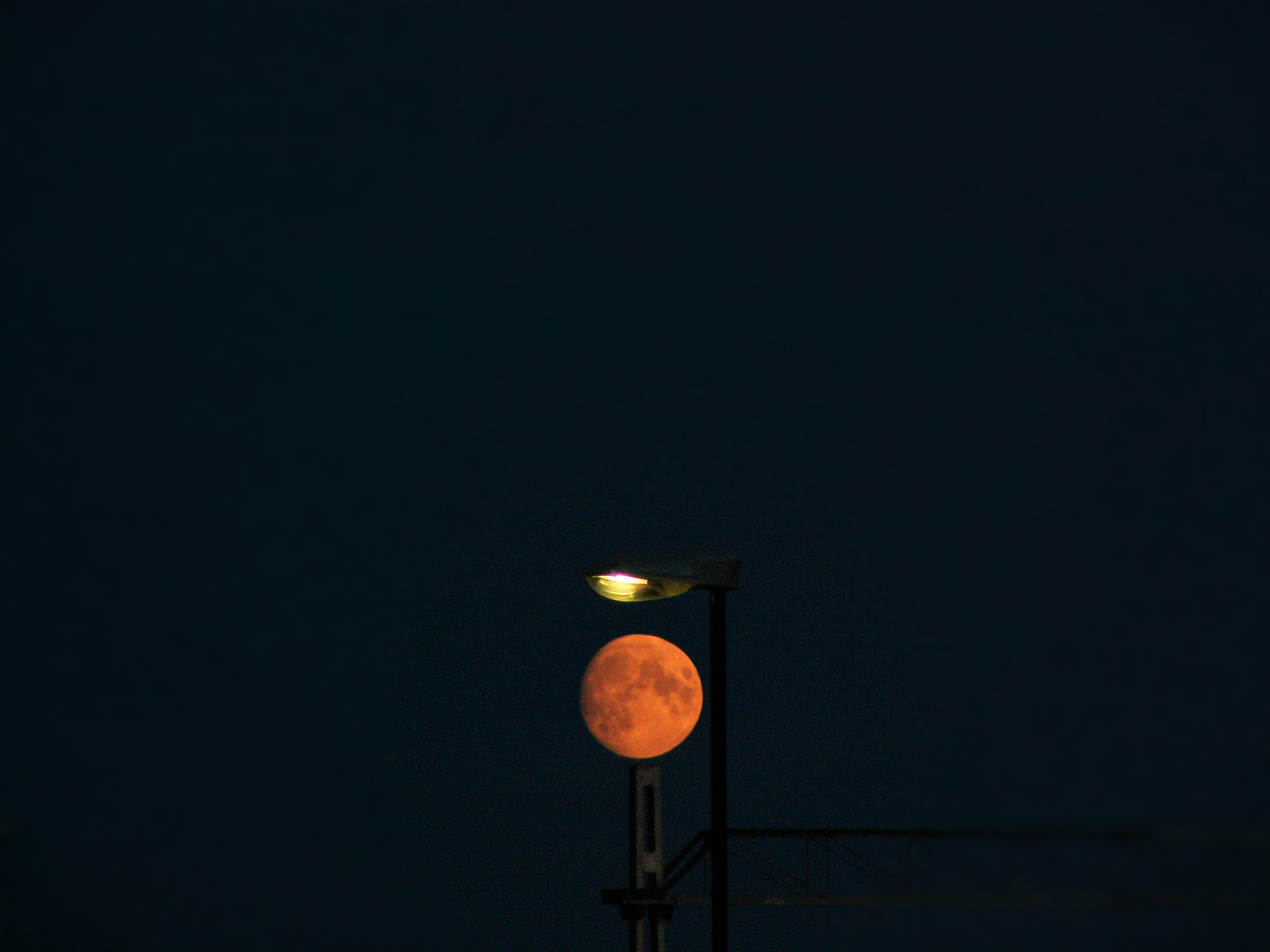 KONICA MINOLTA DiMAGE Z5 sample photo. Who's lighting who ? photography