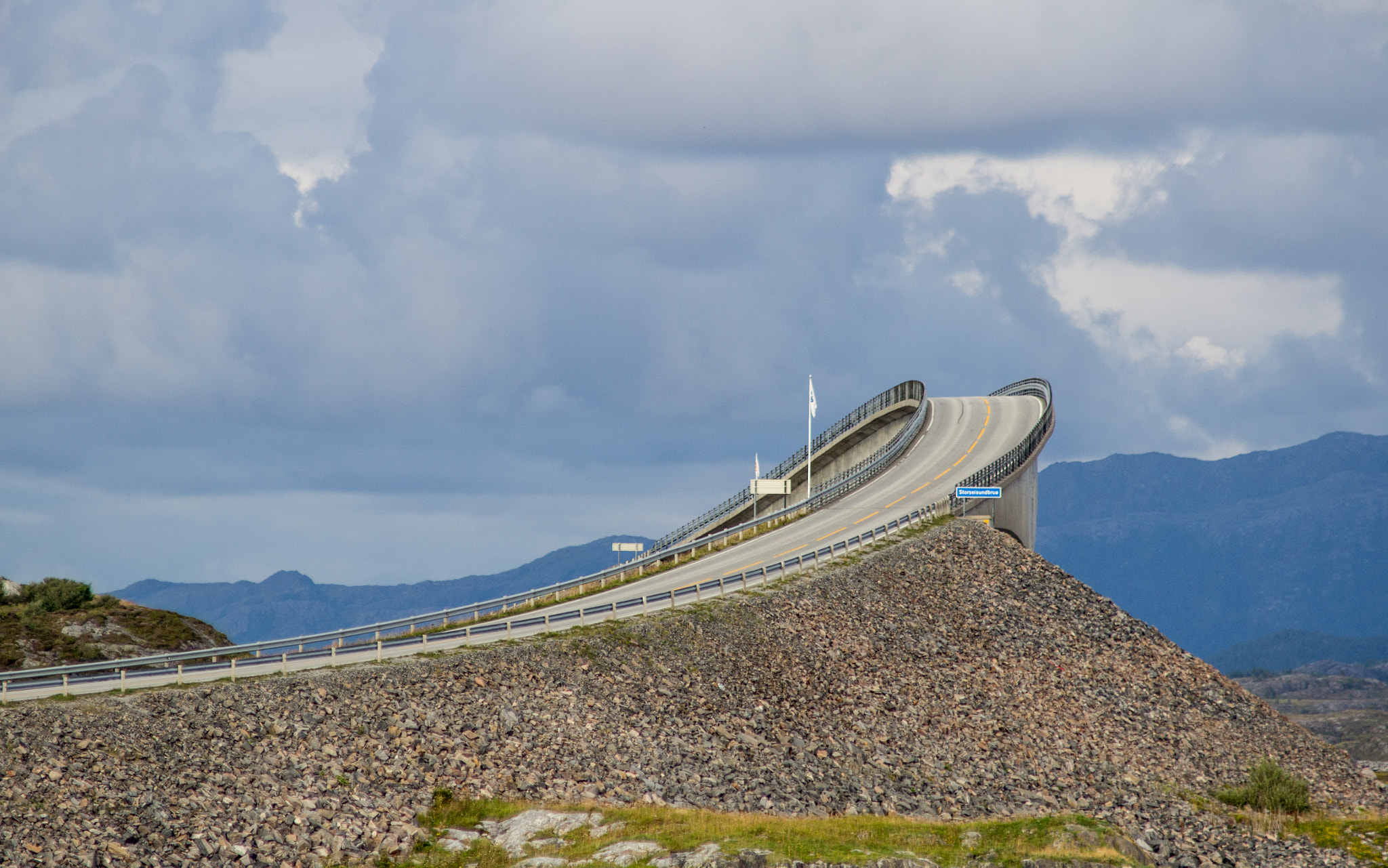 Canon EOS 600D (Rebel EOS T3i / EOS Kiss X5) + Canon EF 70-210mm f/4 sample photo. Atlantic road photography