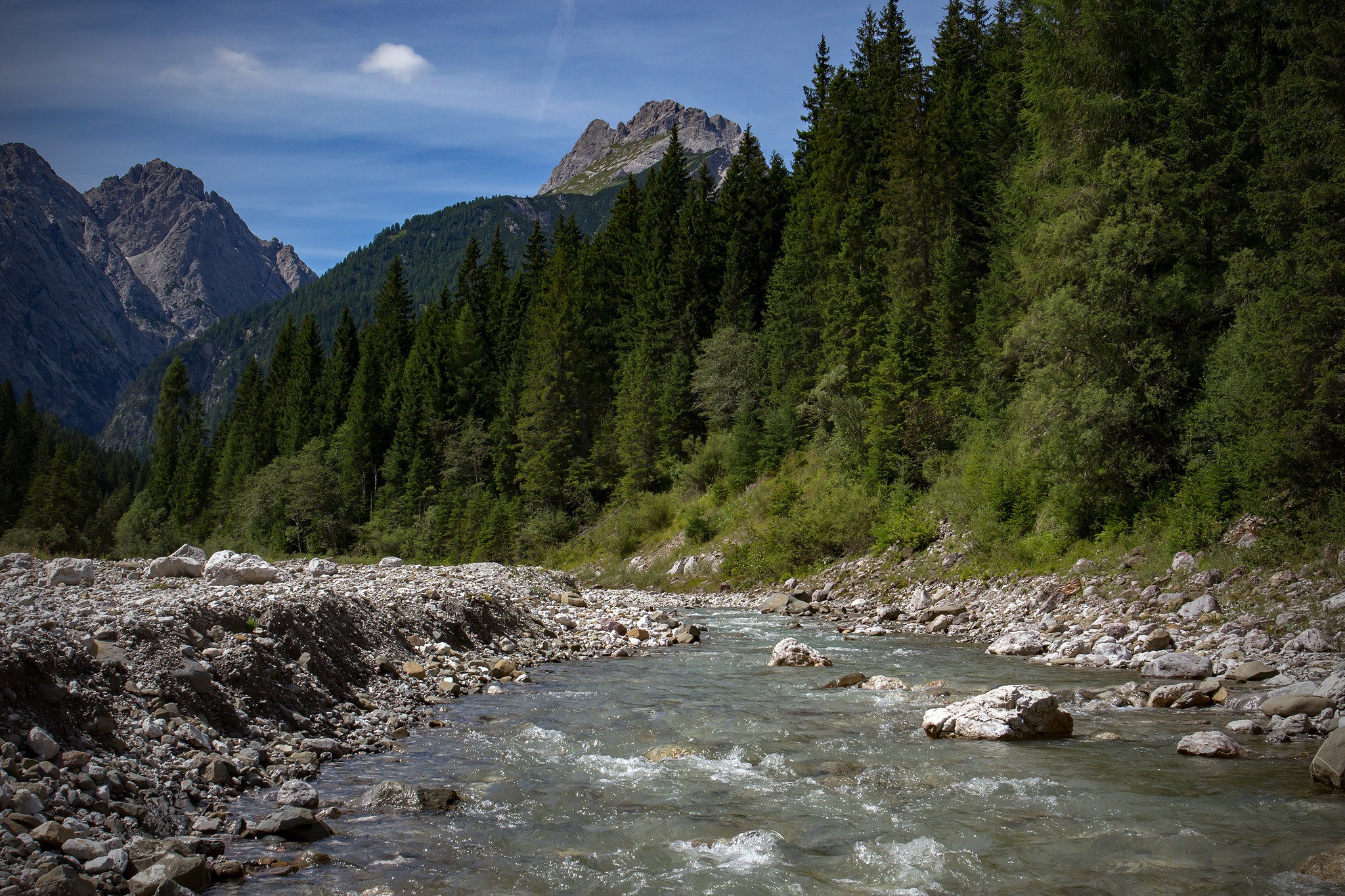 Canon EOS 700D (EOS Rebel T5i / EOS Kiss X7i) + Canon EF 17-40mm F4L USM sample photo. Mountain landscape photography