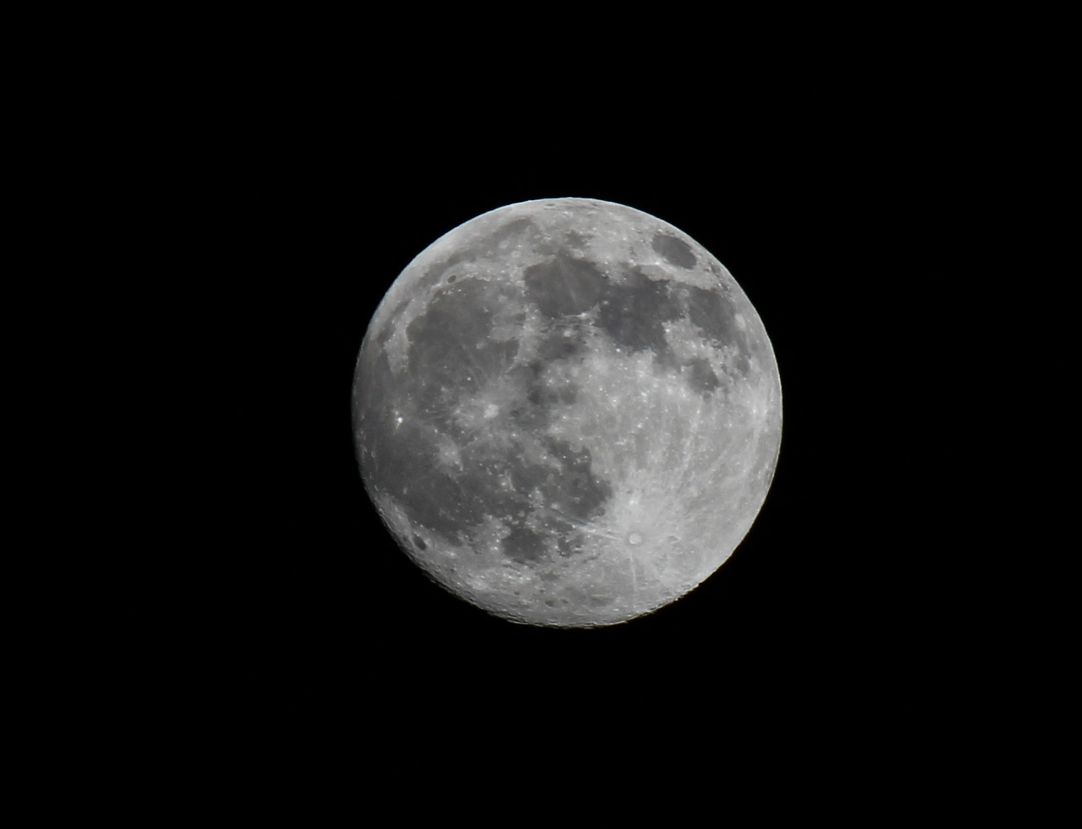 Canon EOS 60D + Tamron SP 35mm F1.8 Di VC USD sample photo. Full moon.jpg photography