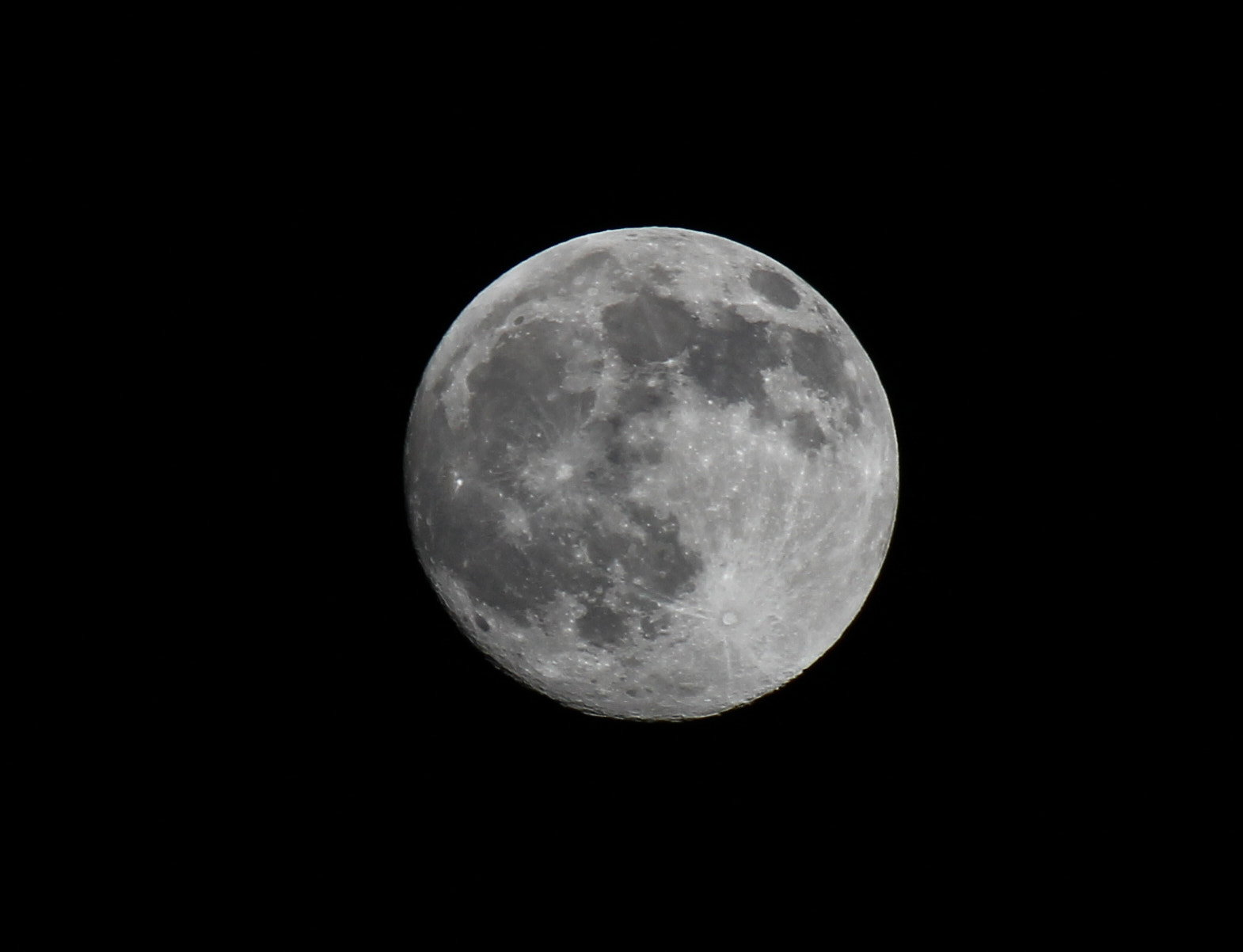 Tamron SP 35mm F1.8 Di VC USD sample photo. Full moon.jpg photography