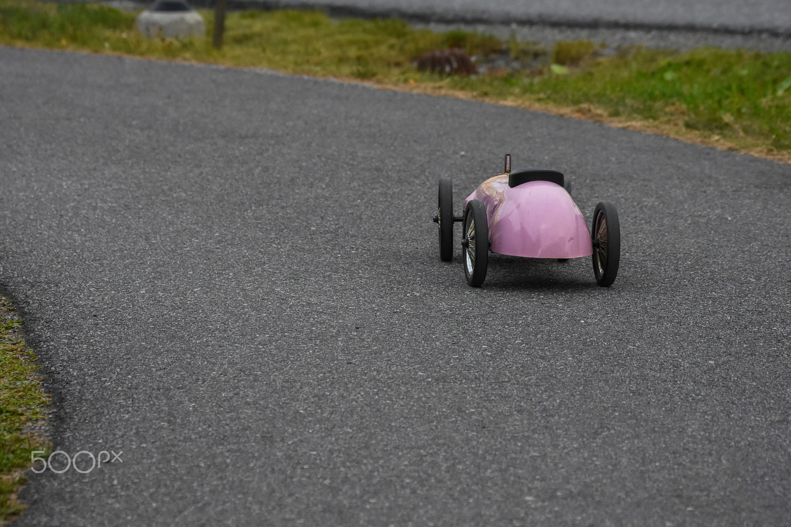 Tamron SP 150-600mm F5-6.3 Di VC USD sample photo. Someone missing a vintage toy car? photography