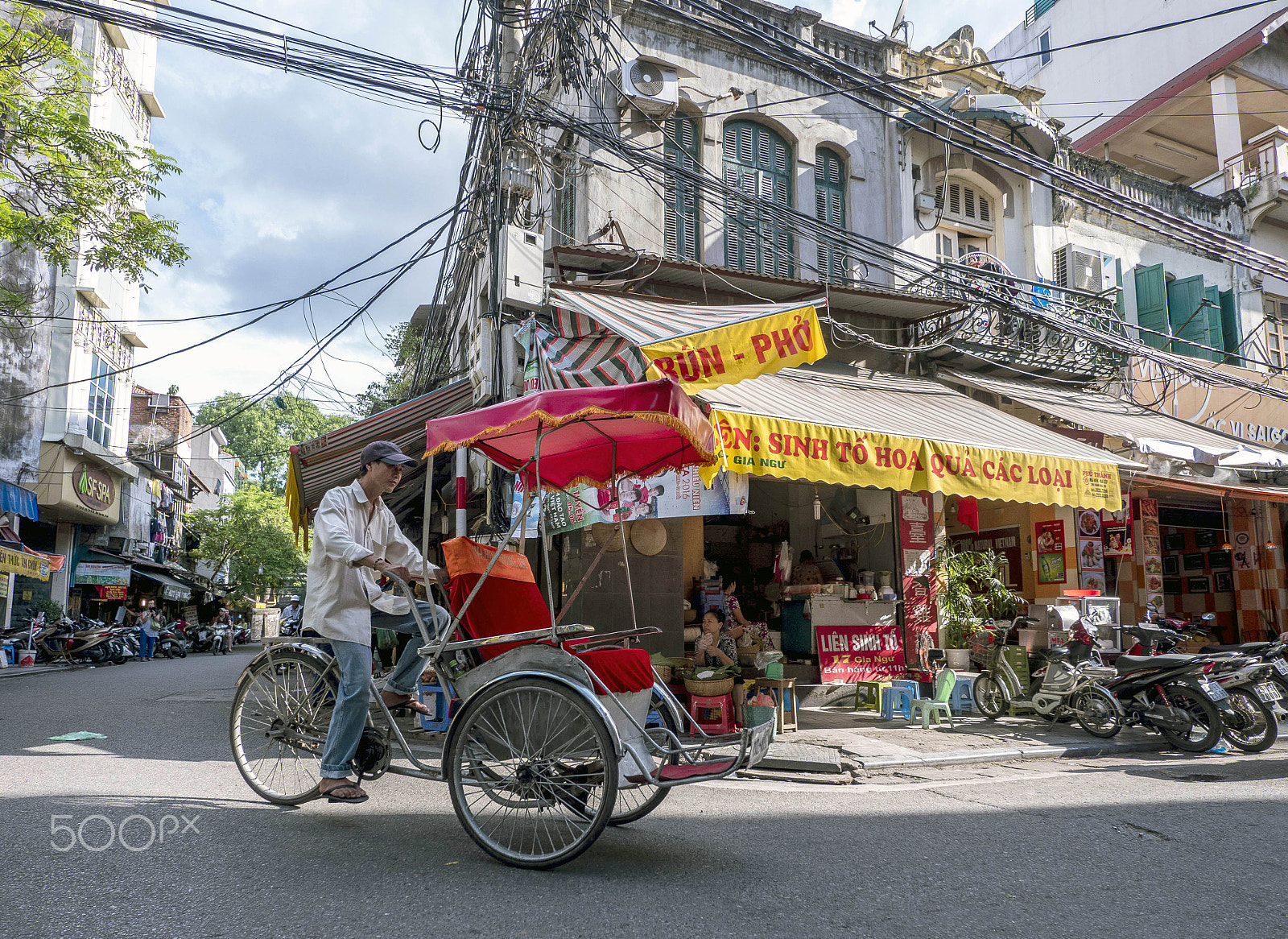 Panasonic Lumix DMC-GX8 + Panasonic Lumix G Vario 7-14mm F4 ASPH sample photo. Bicitaxi photography