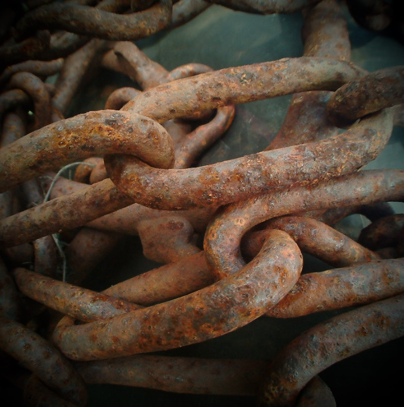 Fujifilm FinePix S602 ZOOM sample photo. Rusted chain photography