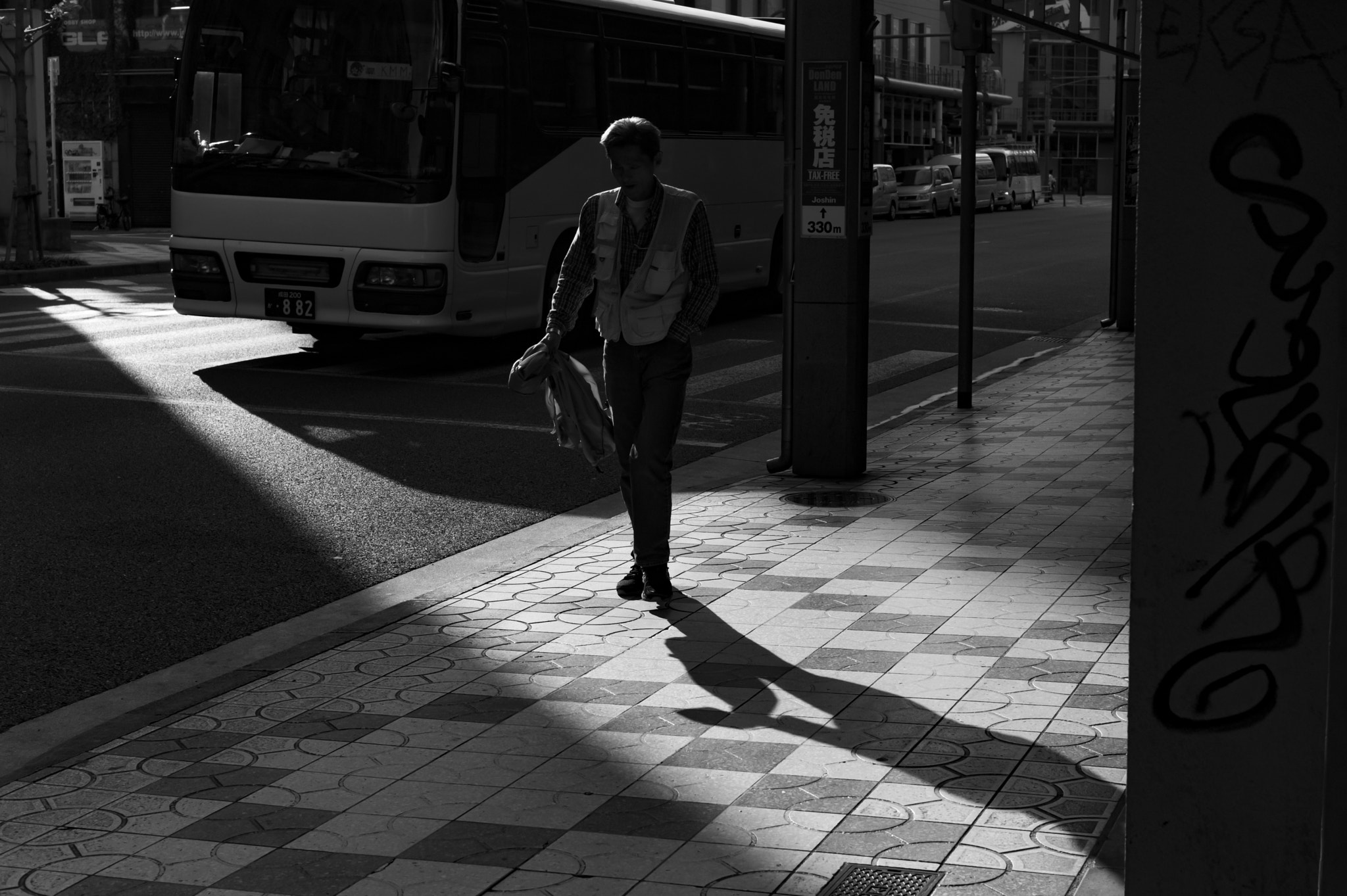 Summicron-M 50mm f/2 (IV, V) sample photo. Osaka street photography