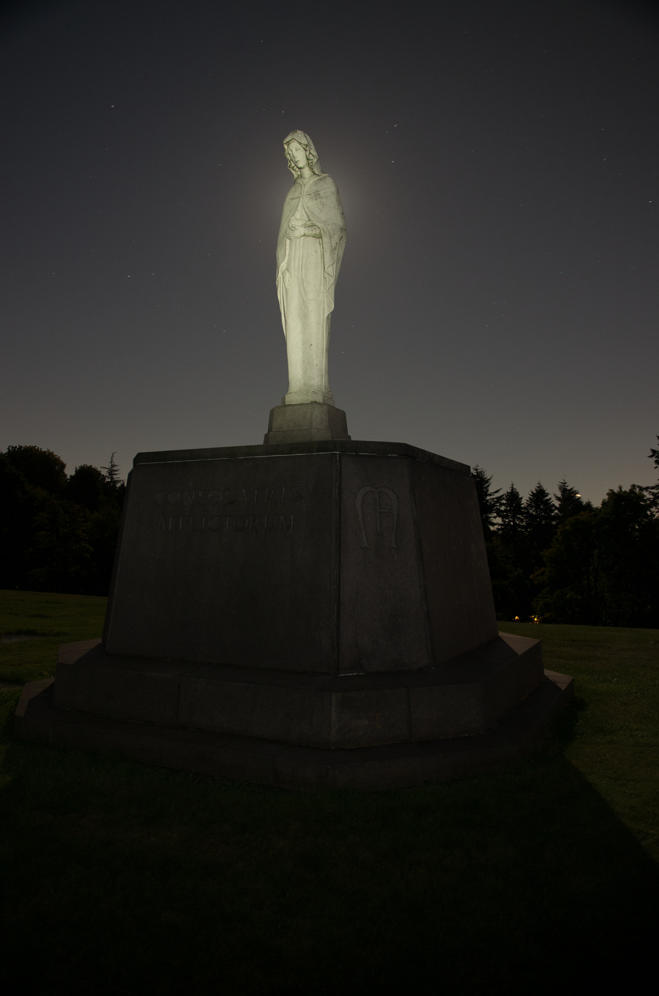 Pentax K-5 II sample photo. Cemetery statue photography