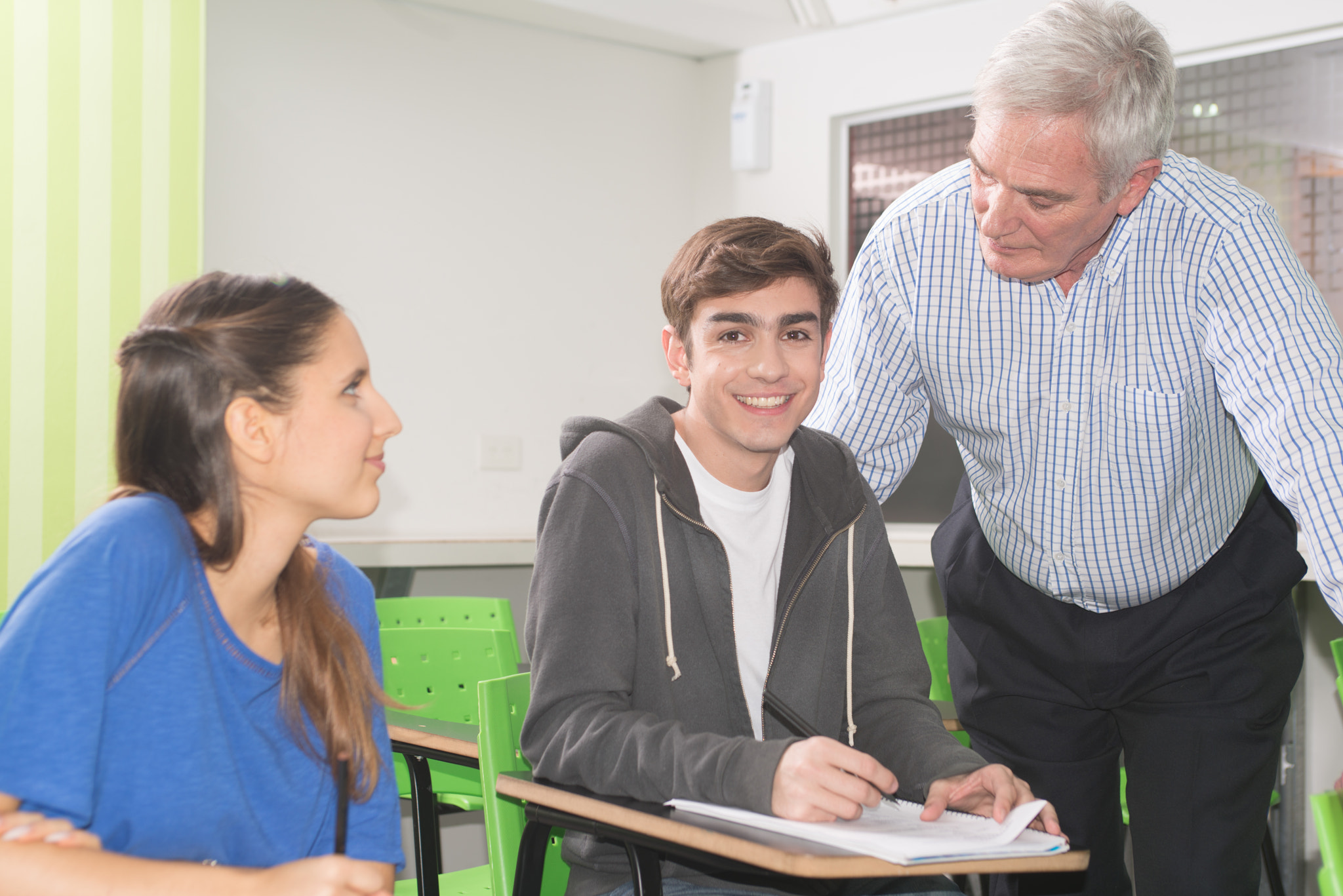 Nikon D800 + AF Zoom-Nikkor 35-70mm f/2.8D sample photo. College teacher helps his students photography