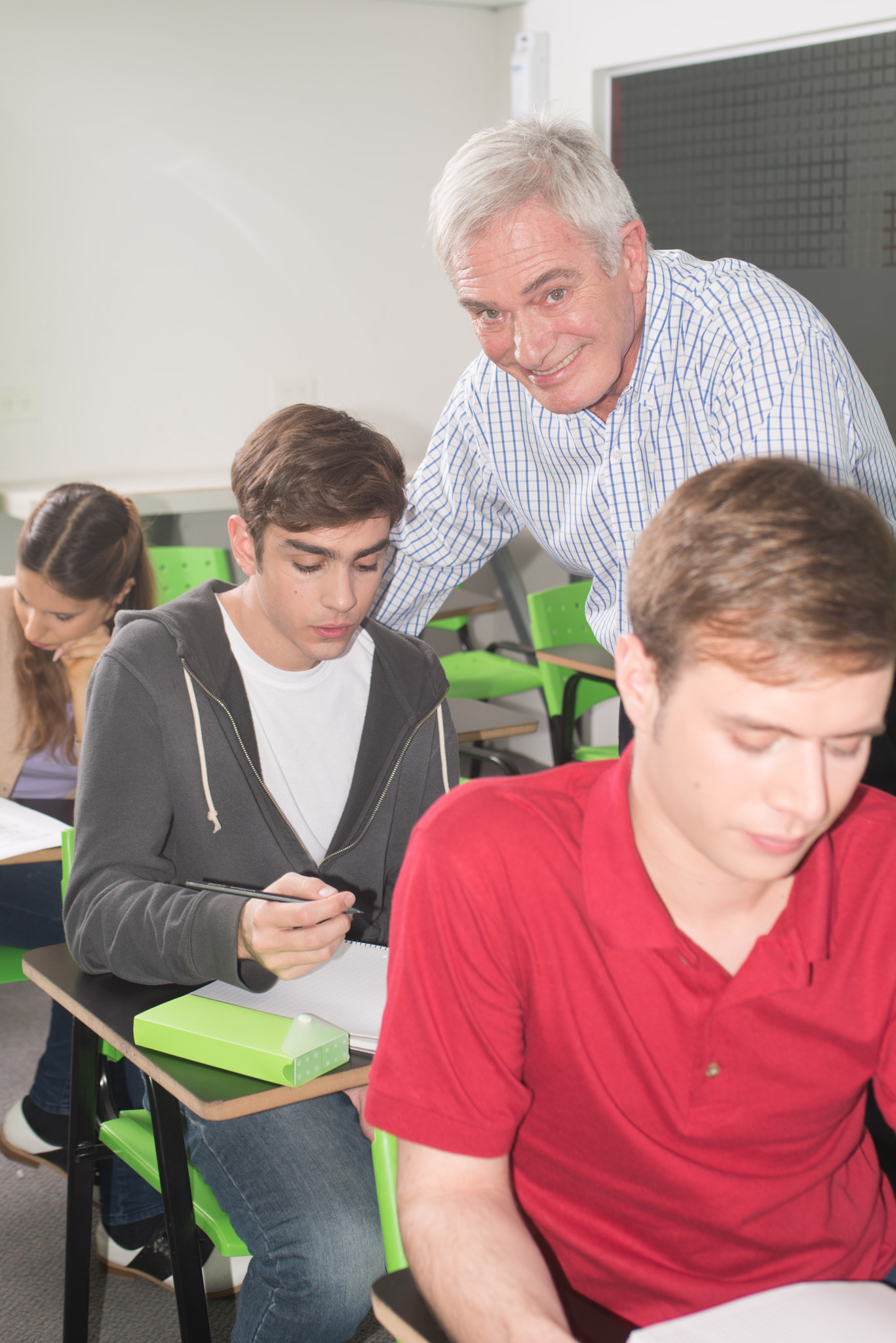 Nikon D800 + AF Zoom-Nikkor 35-70mm f/2.8D sample photo. College teacher helps his students photography