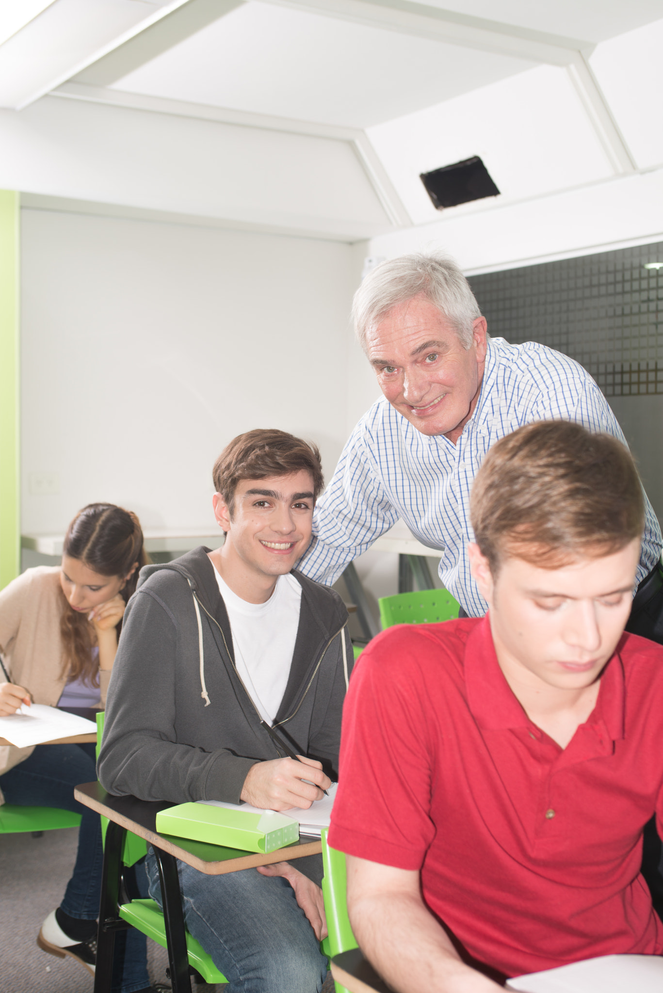 Nikon D800 + AF Zoom-Nikkor 35-70mm f/2.8D sample photo. College teacher helps his students photography