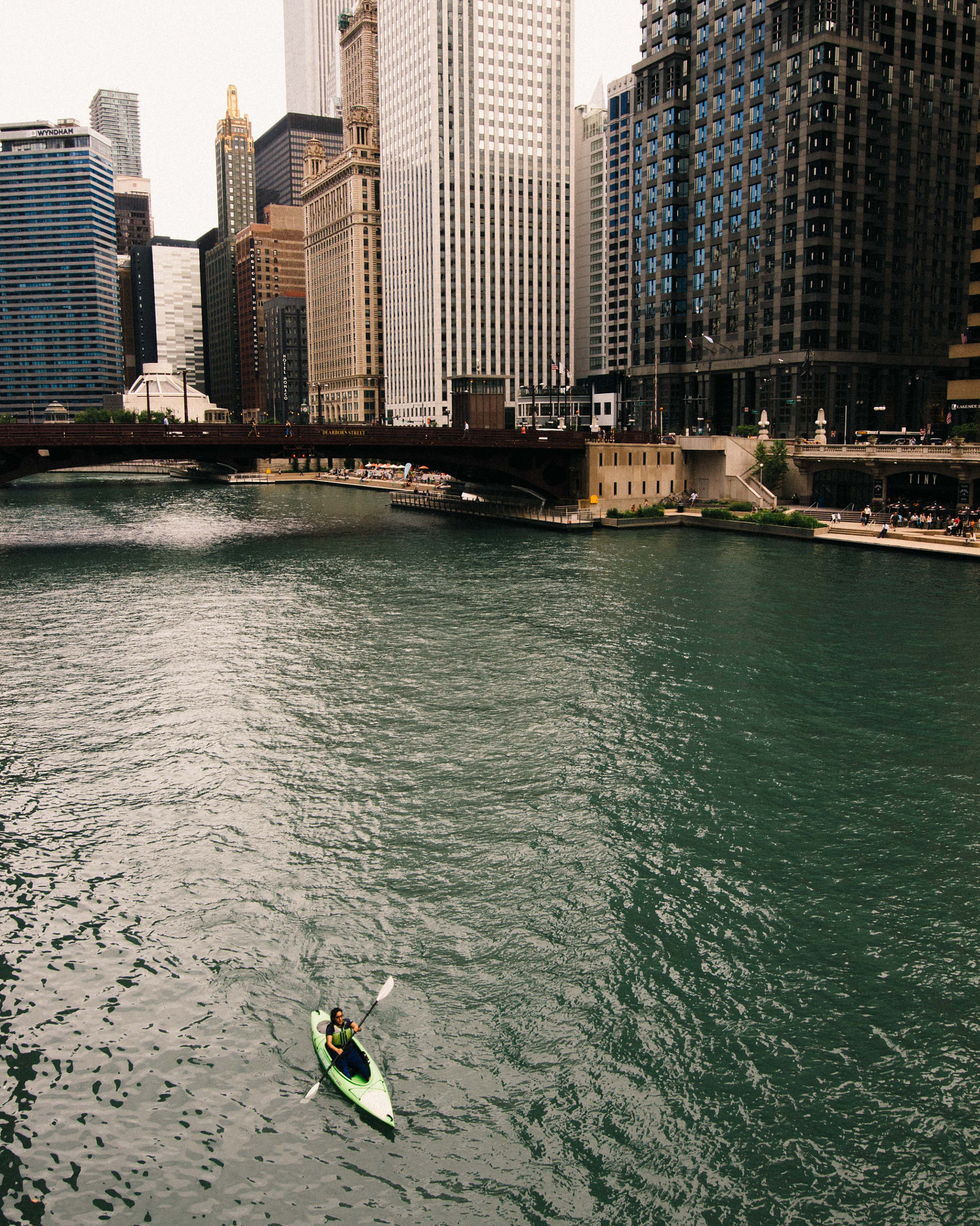 Canon EOS 700D (EOS Rebel T5i / EOS Kiss X7i) + Tokina AT-X 11-20 F2.8 PRO DX Aspherical 11-20mm f/2.8 + 1.4x sample photo. Kayaking on the chicago river photography