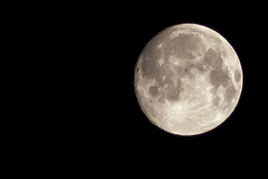 Leica APO-Telyt-M 135mm F3.4 ASPH sample photo. Munich moon photography