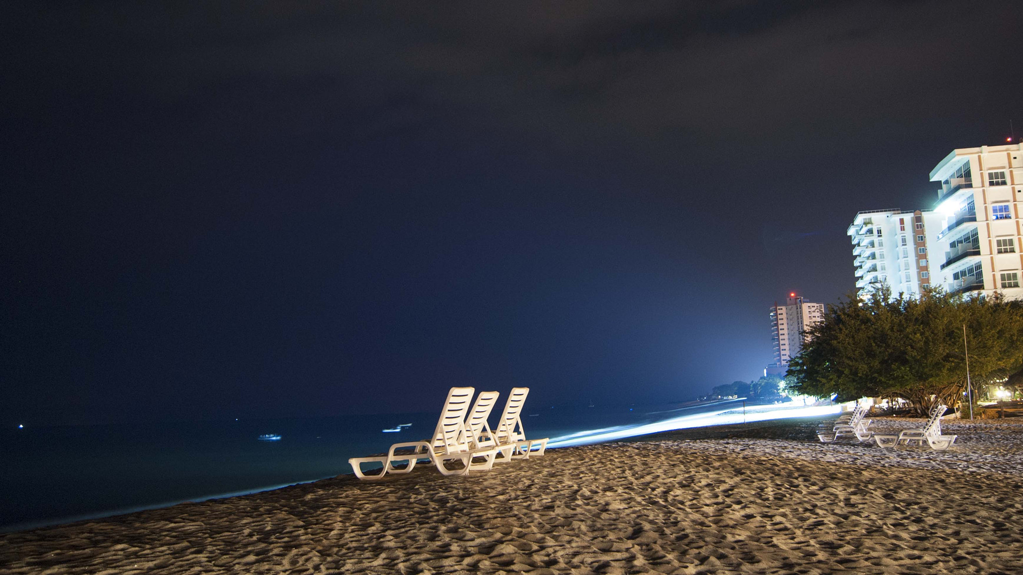 Sony Alpha DSLR-A230 + Sony DT 18-55mm F3.5-5.6 SAM sample photo. La noche, el mar, tú y yo  ©liz photography photography