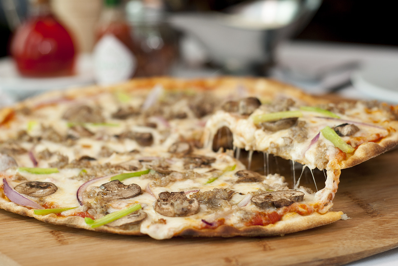 Nikon D3000 + Nikon AF Nikkor 50mm F1.8D sample photo. Pizza il castello photography