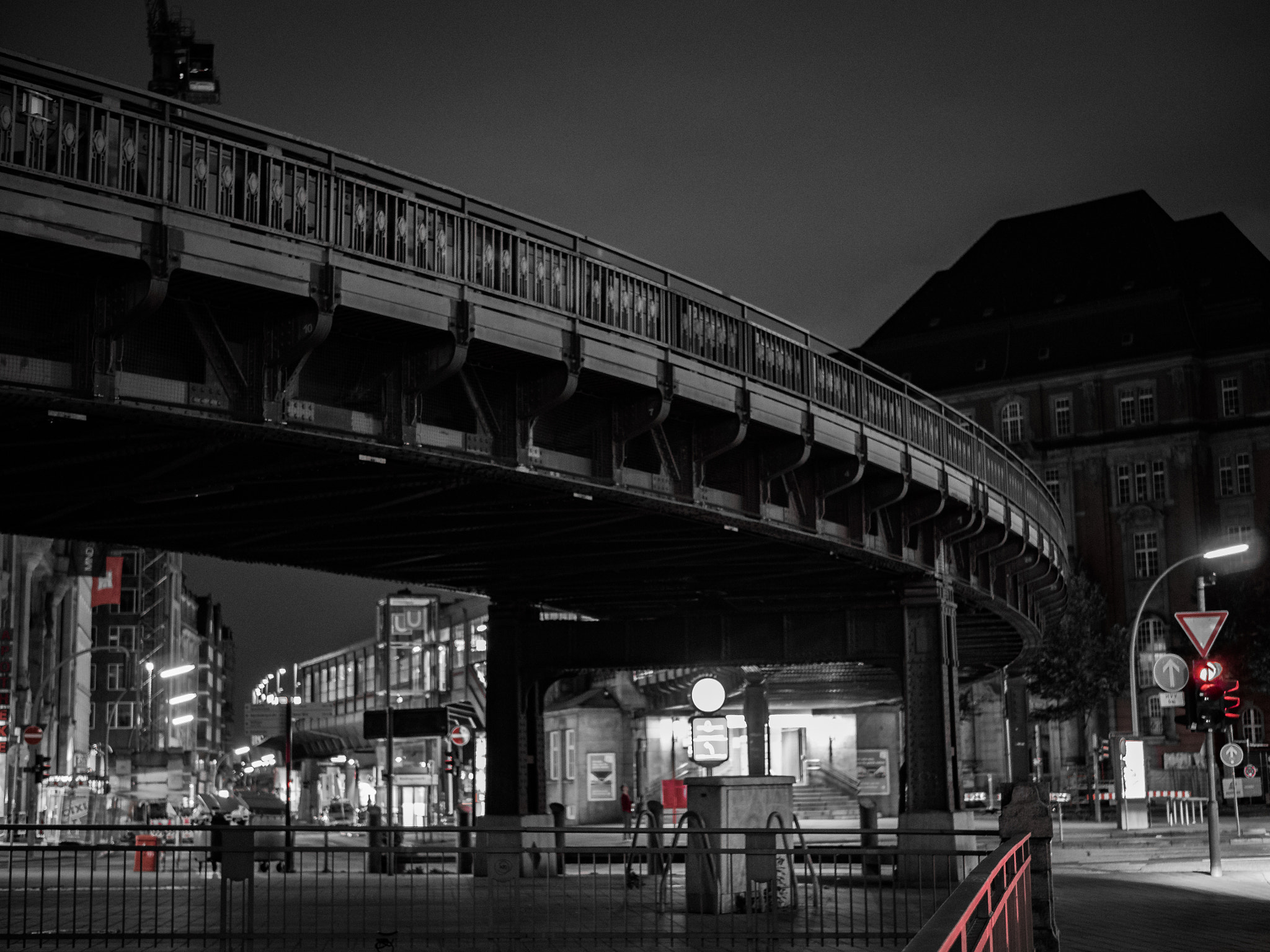 Olympus OM-D E-M10 II + LUMIX G 25/F1.7 sample photo. Hamburg at night photography