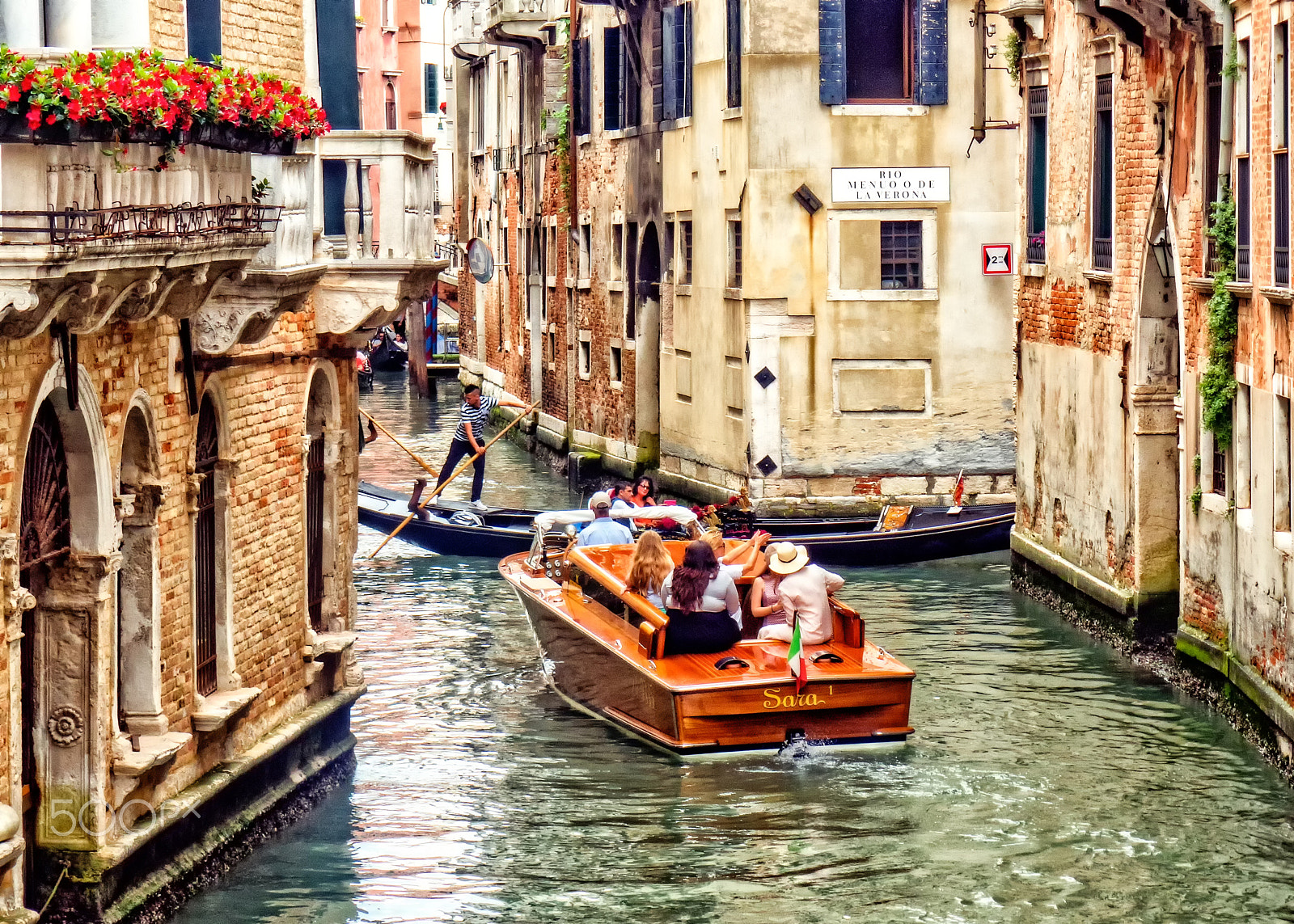 Olympus M.Zuiko Digital 14-42mm F3.5-5.6 II R sample photo. Venetian traffic jam photography