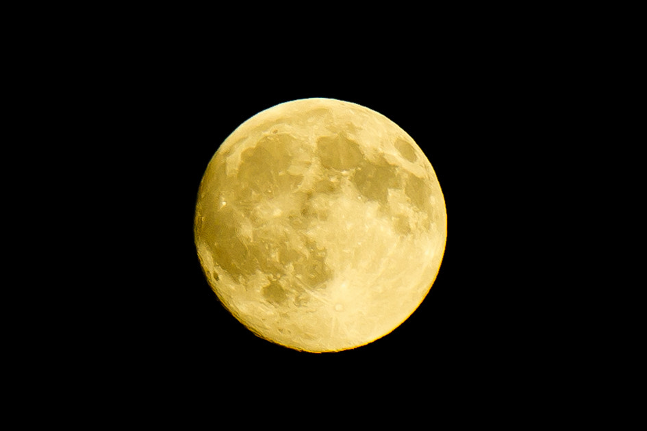 Sony NEX-5C + Sony E 55-210mm F4.5-6.3 OSS sample photo. A full moon night photography