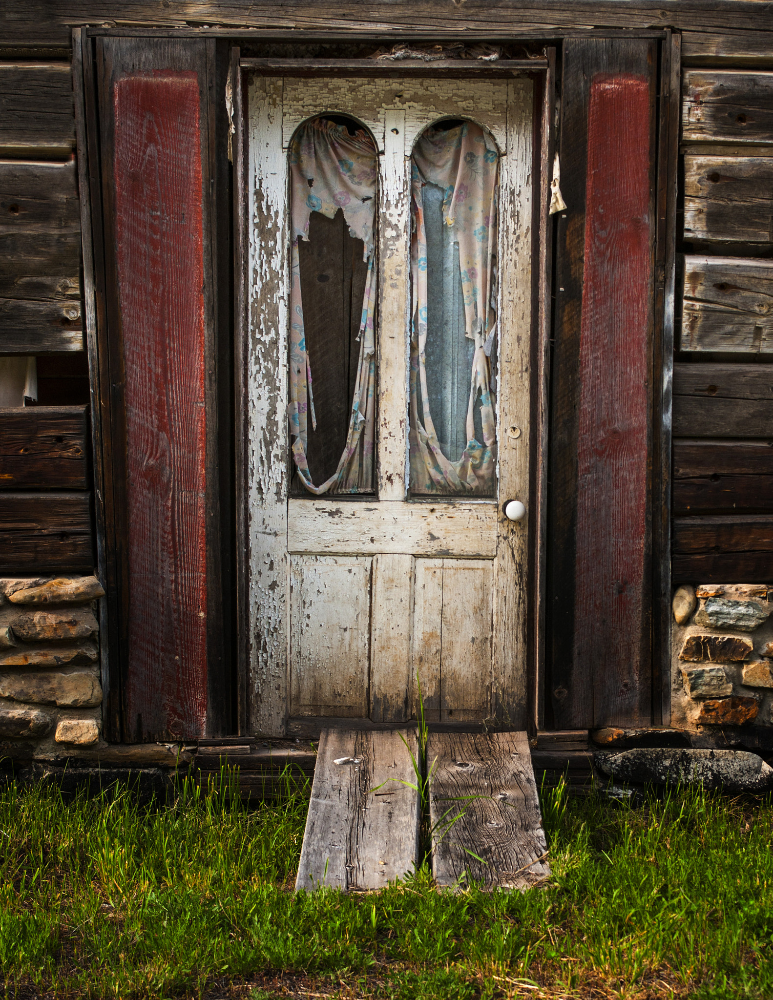 Minolta AF 28-85mm F3.5-4.5 New sample photo. Old cabin door photography