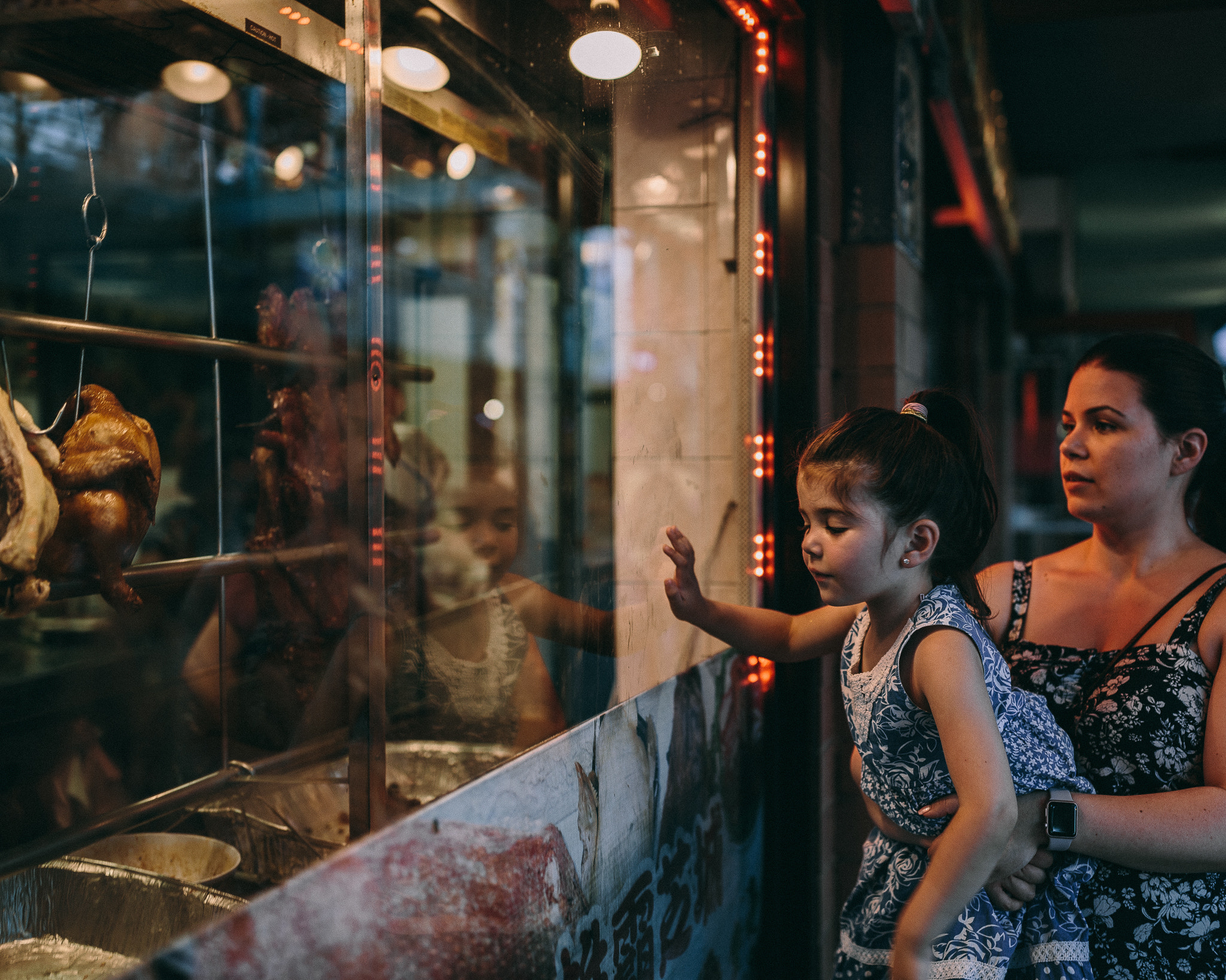 Canon EF 35mm F1.4L II USM sample photo. Chinatown street photography. photography