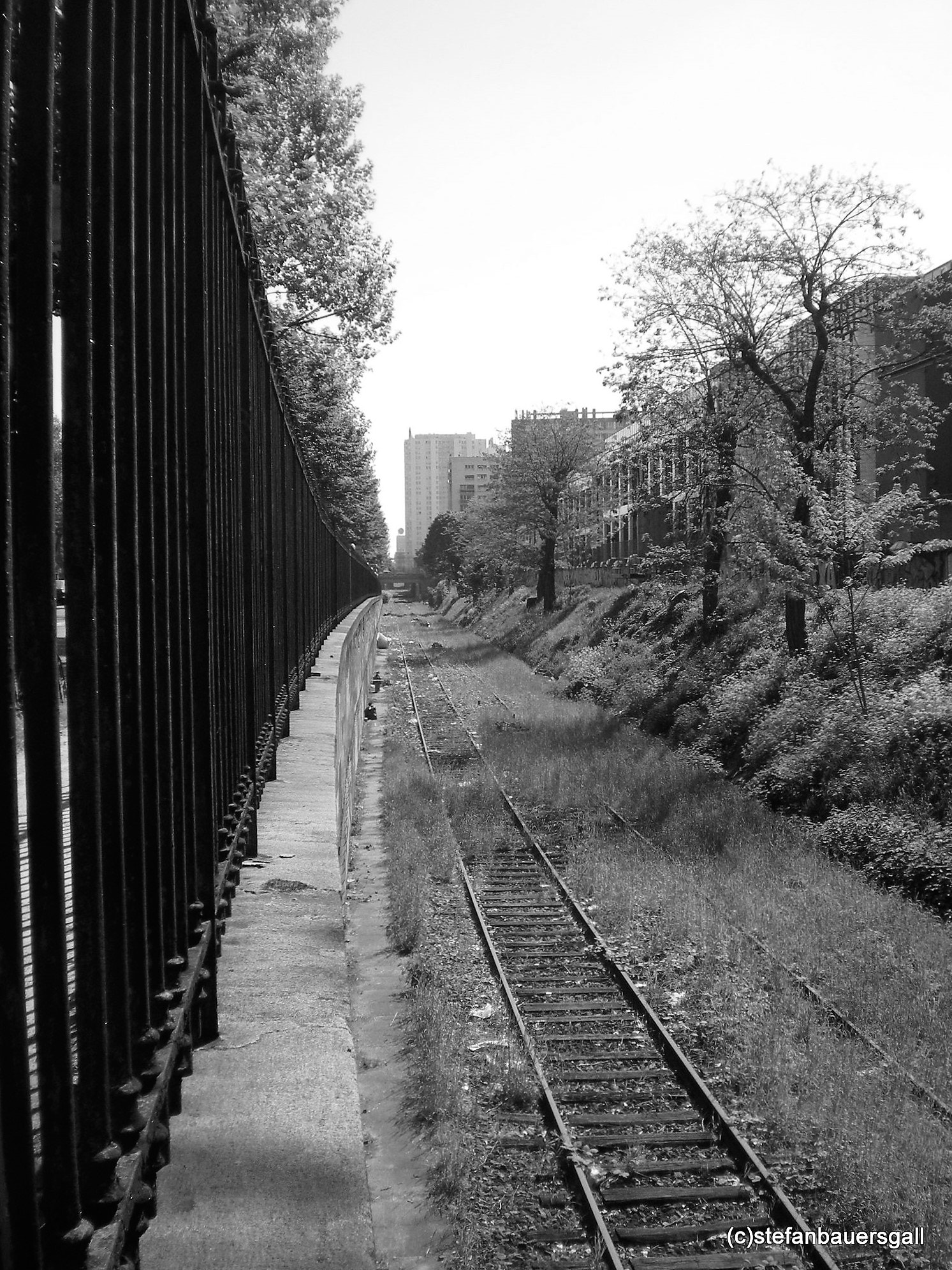 Nikon COOLPIX L14 sample photo. "clignancourt" photography
