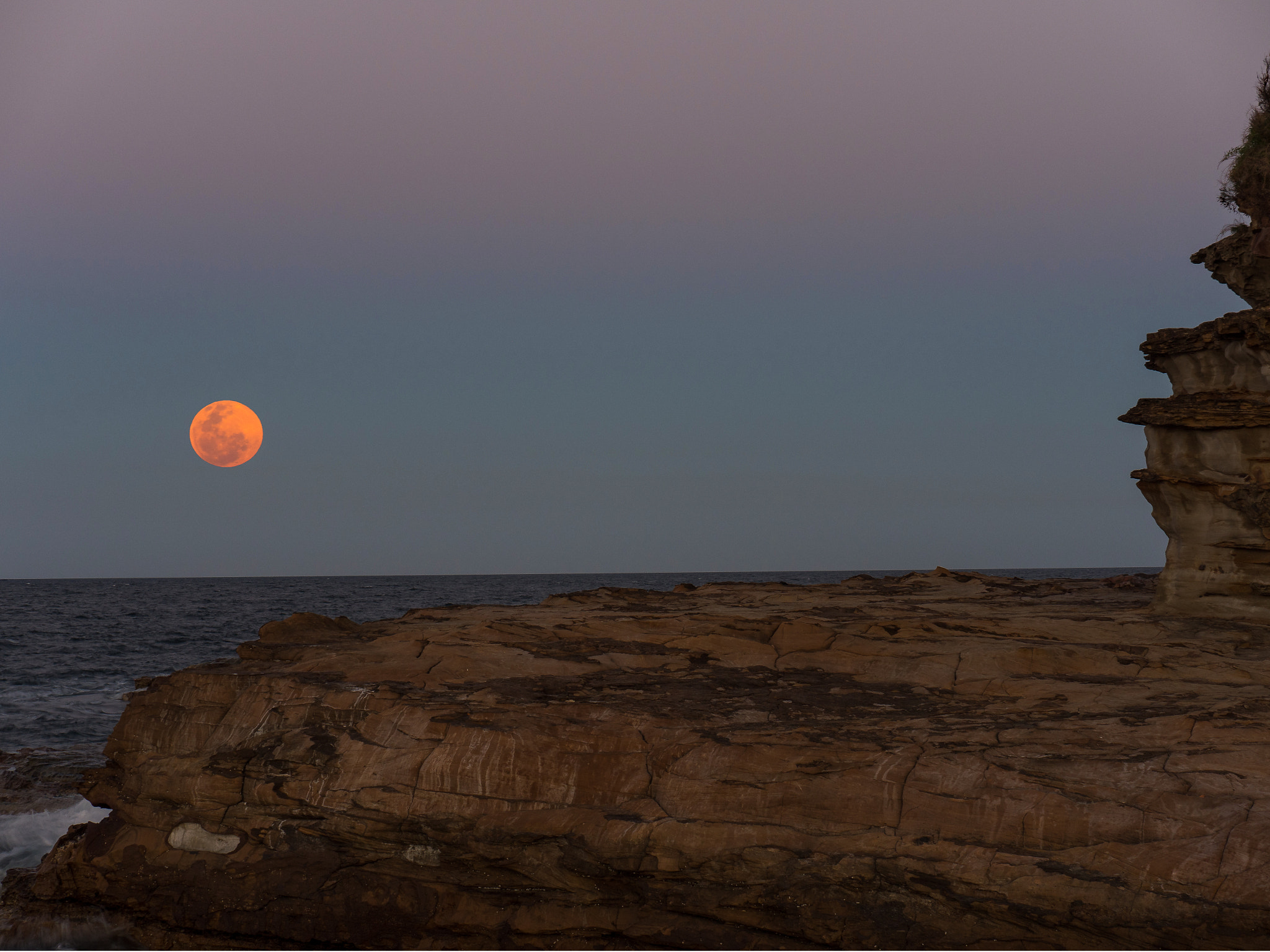 Panasonic Lumix G X Vario 35-100mm F2.8 OIS sample photo. La luna photography