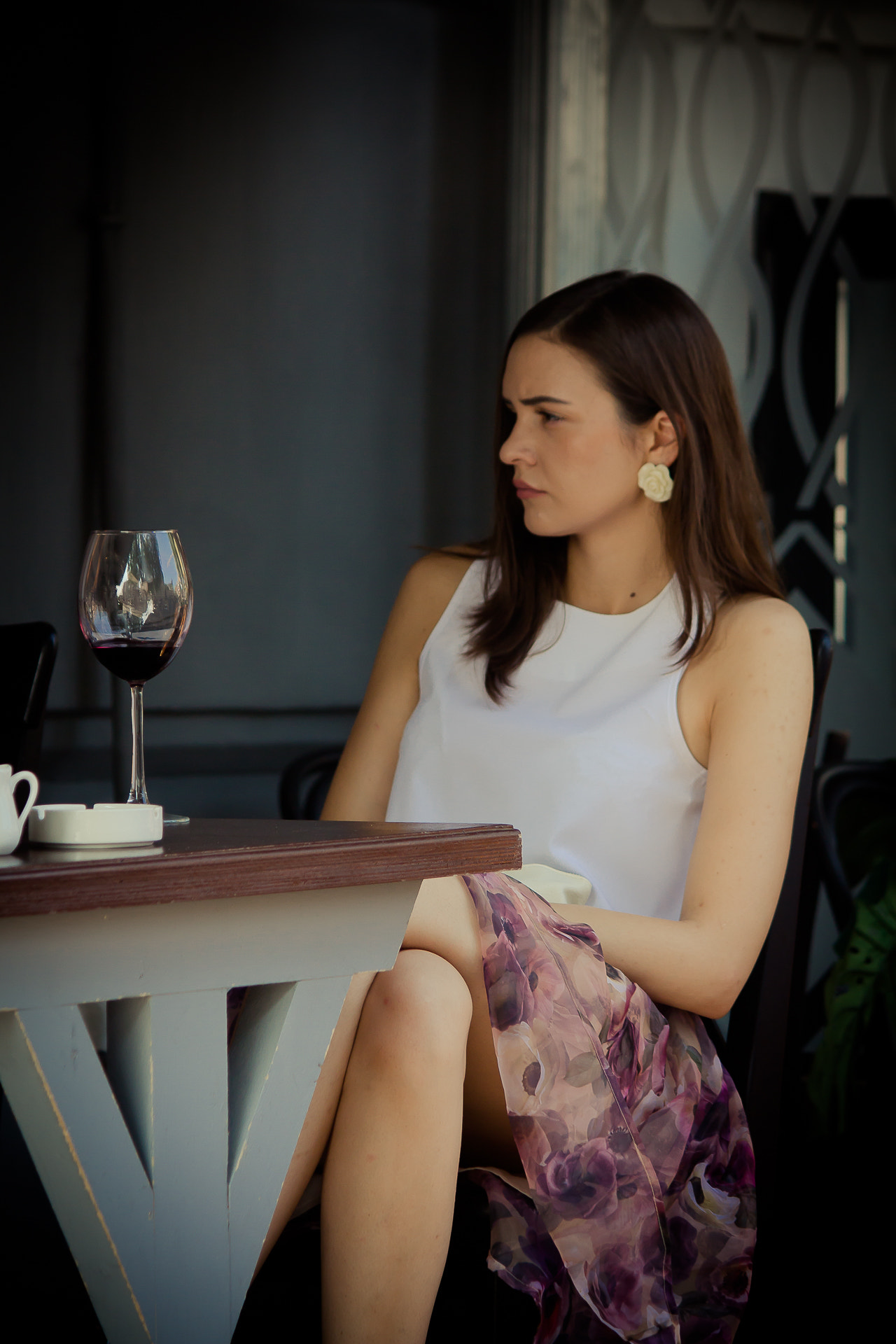 Canon EF-S 55-250mm F4-5.6 IS sample photo. Behind a little table opposite photography