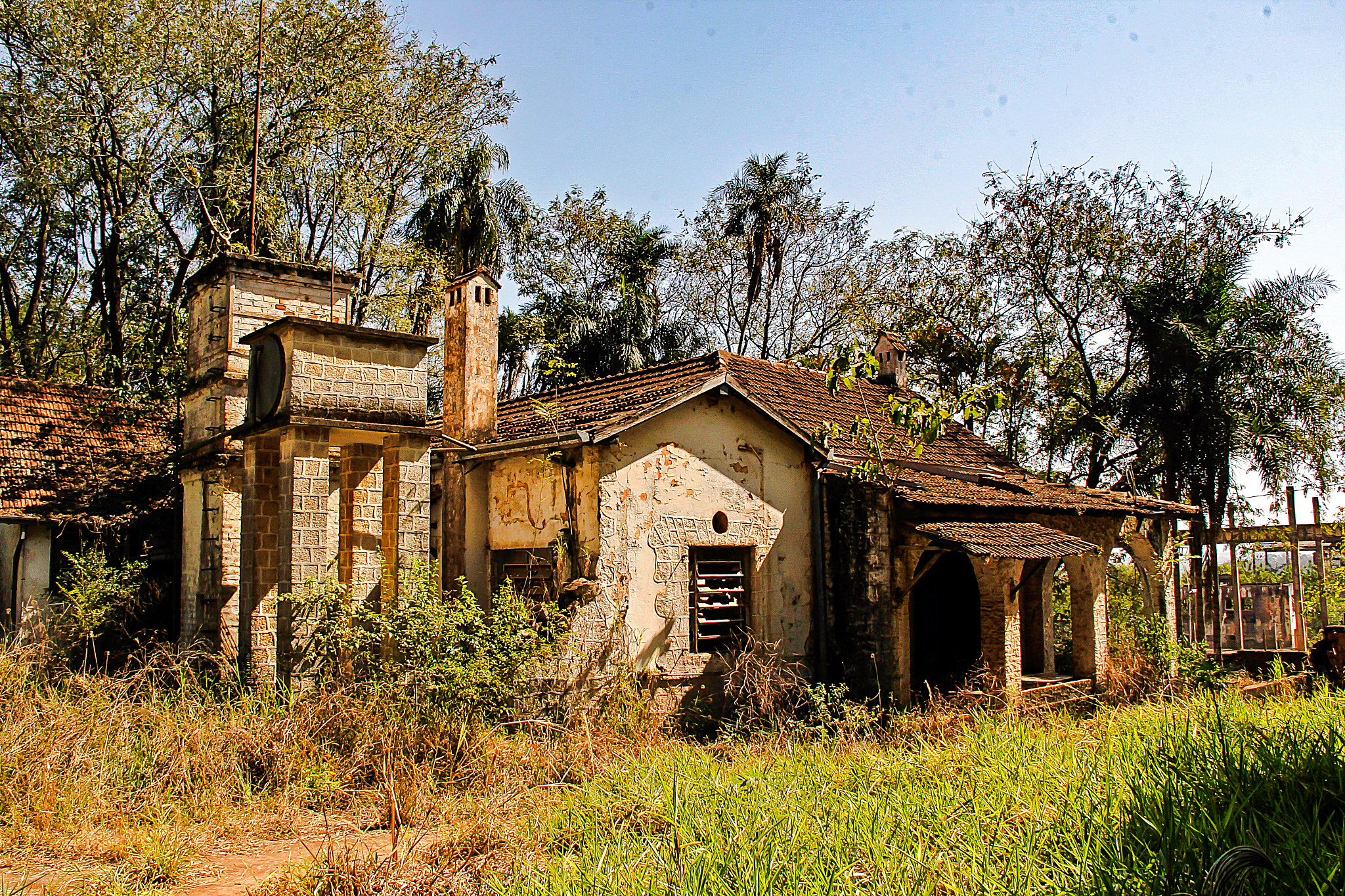 Canon EF-S 18-135mm F3.5-5.6 IS sample photo. Abandoned mansion photography