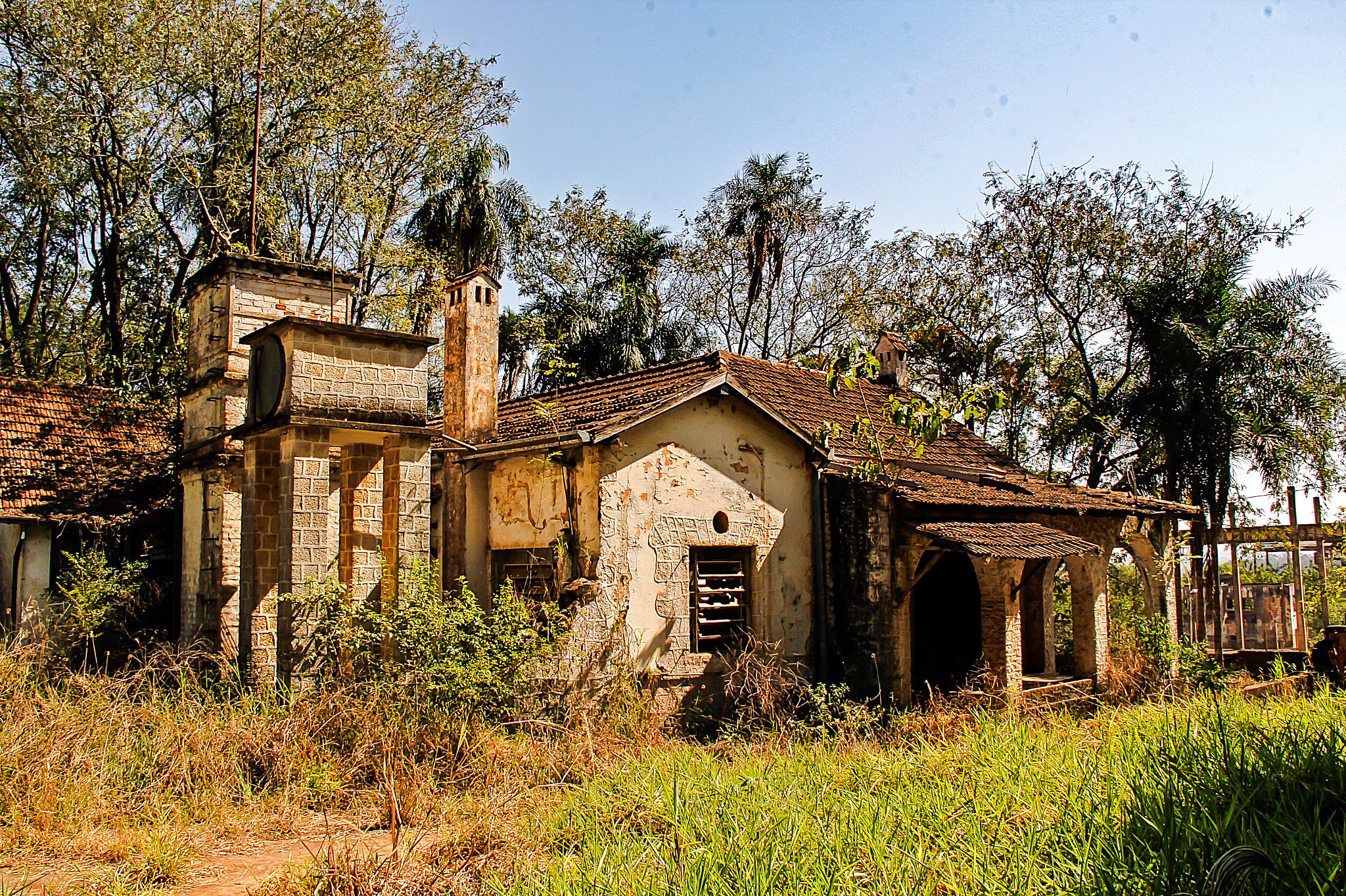 Canon EOS 60D + Canon EF-S 18-135mm F3.5-5.6 IS sample photo. Abandoned mansion photography