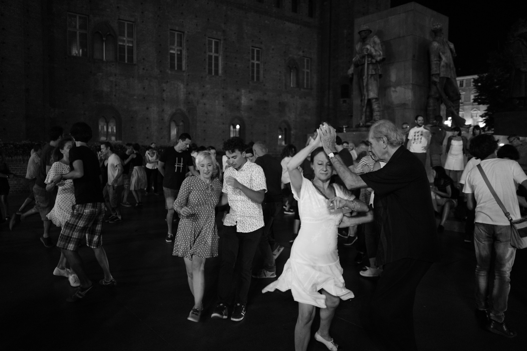 Sony a7 II + Sony FE 28mm F2 sample photo. Dancing in the moonlight photography