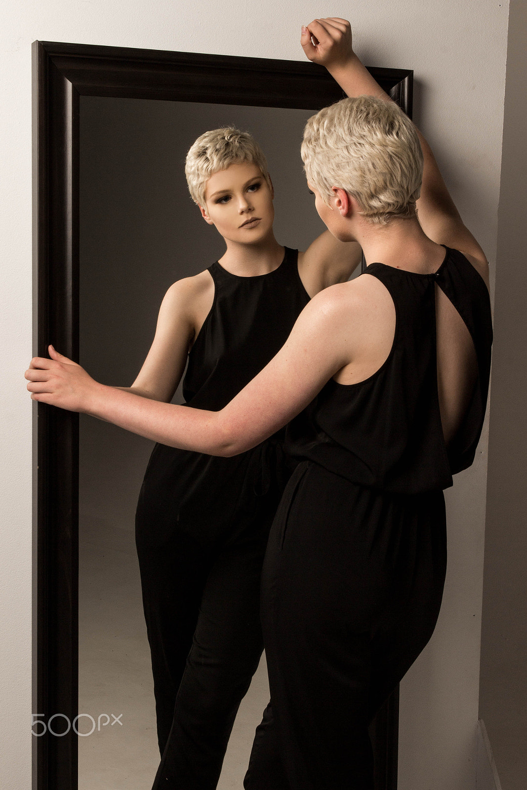 Canon EOS 600D (Rebel EOS T3i / EOS Kiss X5) + Canon EF 24-70mm F2.8L USM sample photo. Woman in the mirror photography