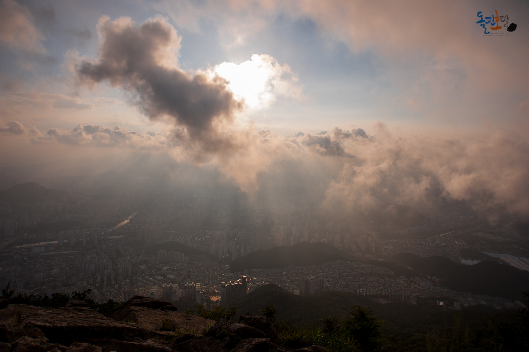 AF Zoom-Nikkor 24-120mm f/3.5-5.6D IF sample photo. Fog ciy photography