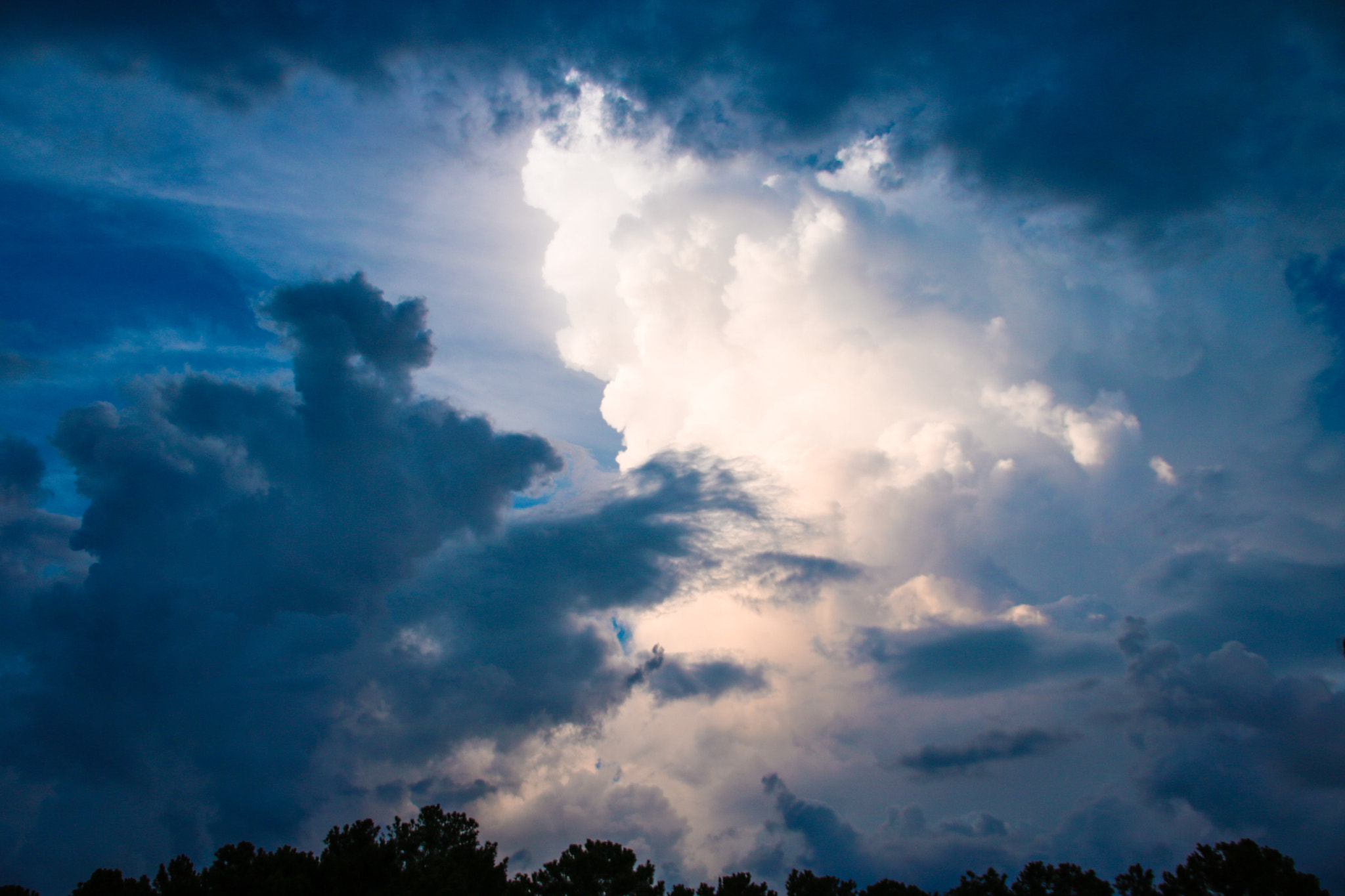 Canon EOS 760D (EOS Rebel T6s / EOS 8000D) + Canon 18-300mm sample photo. Storm clouds photography