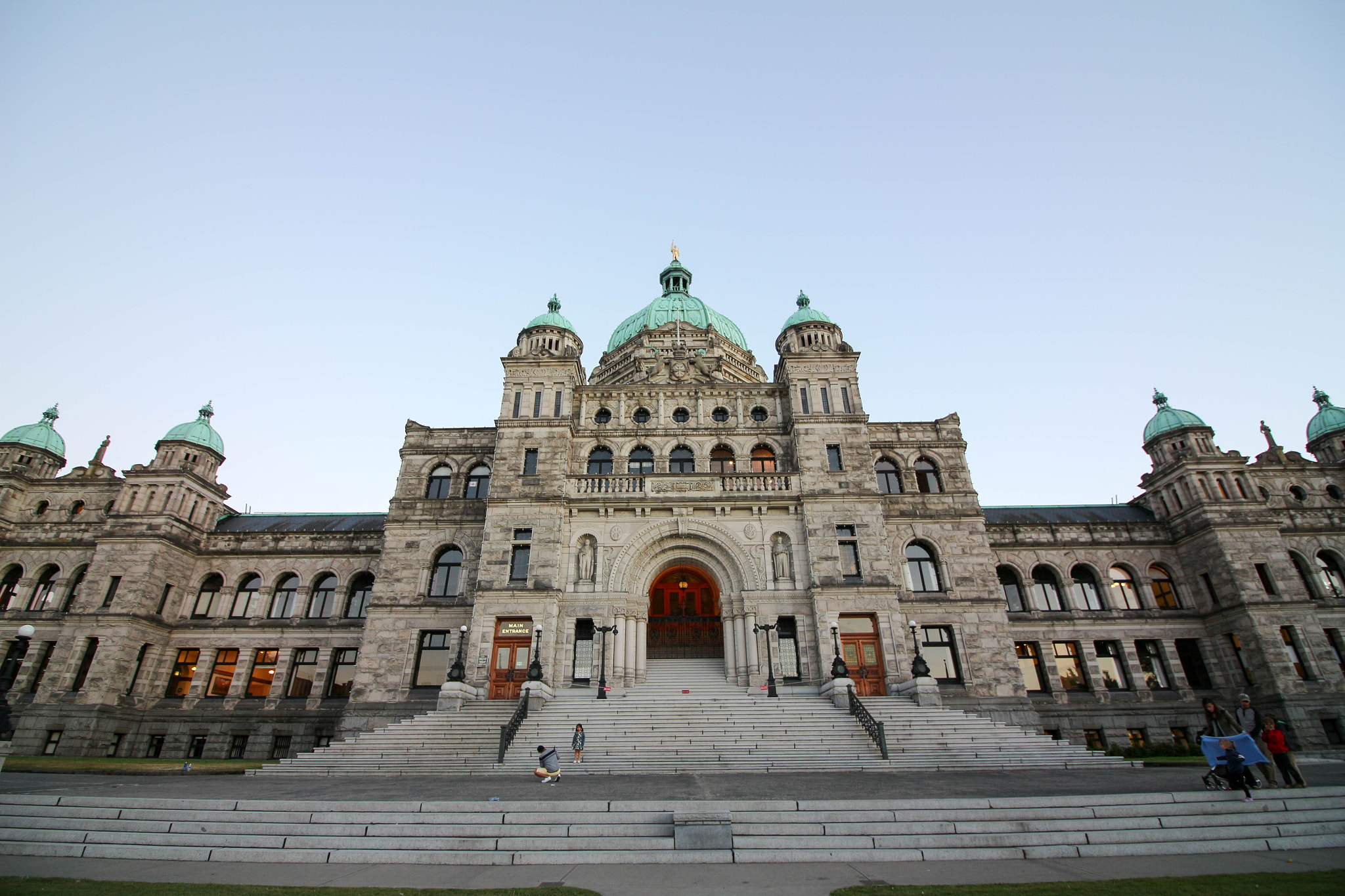 Canon EOS 650D (EOS Rebel T4i / EOS Kiss X6i) sample photo. British columbia legislature photography