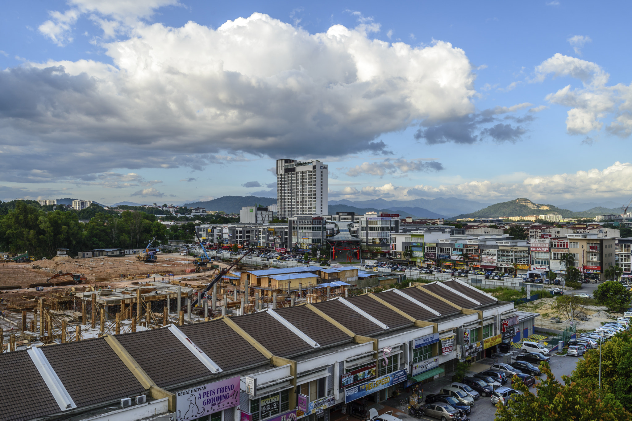 AF Zoom-Nikkor 28-80mm f/3.3-5.6G sample photo. Under construction photography