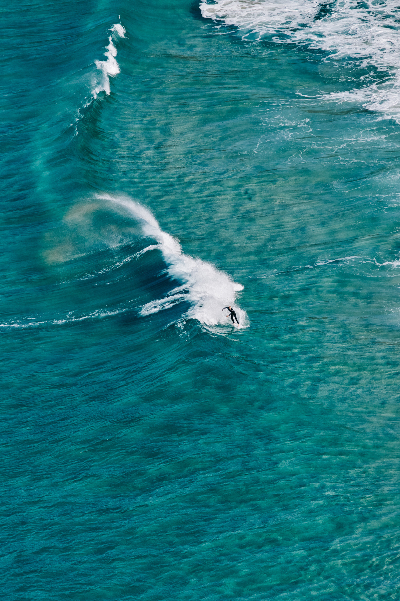 Sony ILCA-77M2 + Minolta AF 200mm F2.8 HS-APO G sample photo. Thru the wave photography