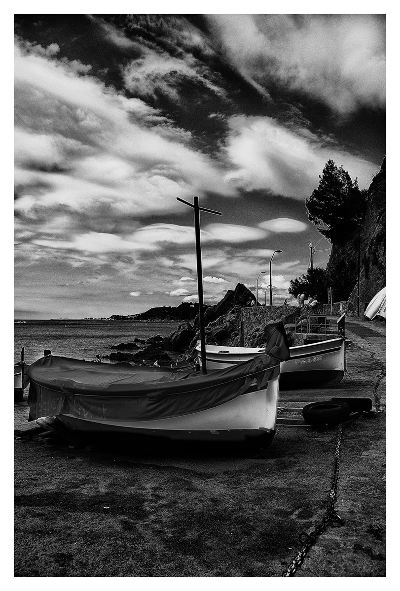 Nikon D200 + Sigma 18-200mm F3.5-6.3 DC sample photo. Ship of fishermen photography