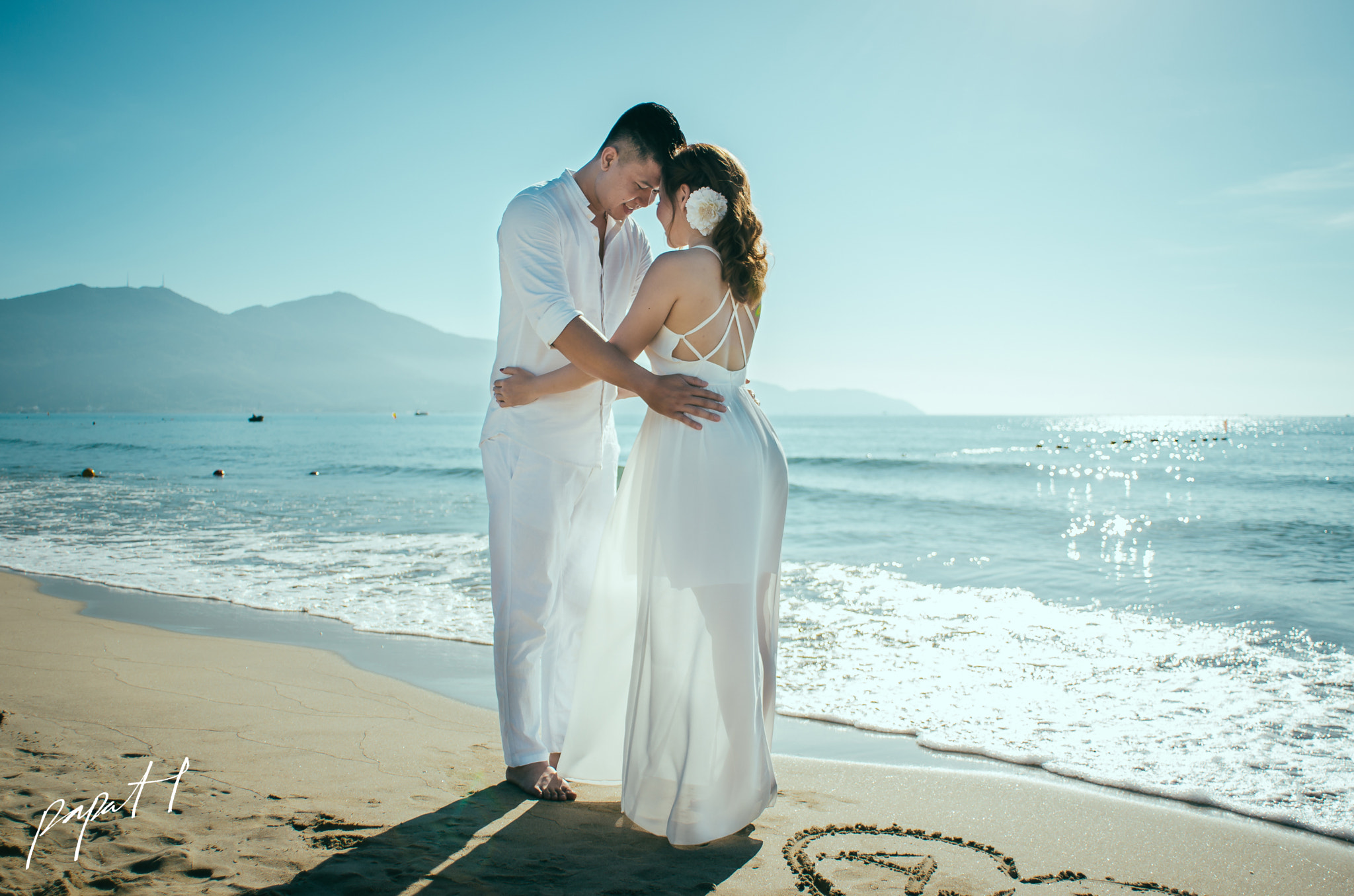 Nikon D7000 + Nikon AF Nikkor 20mm F2.8D sample photo. Pre-wedding in da nang photography