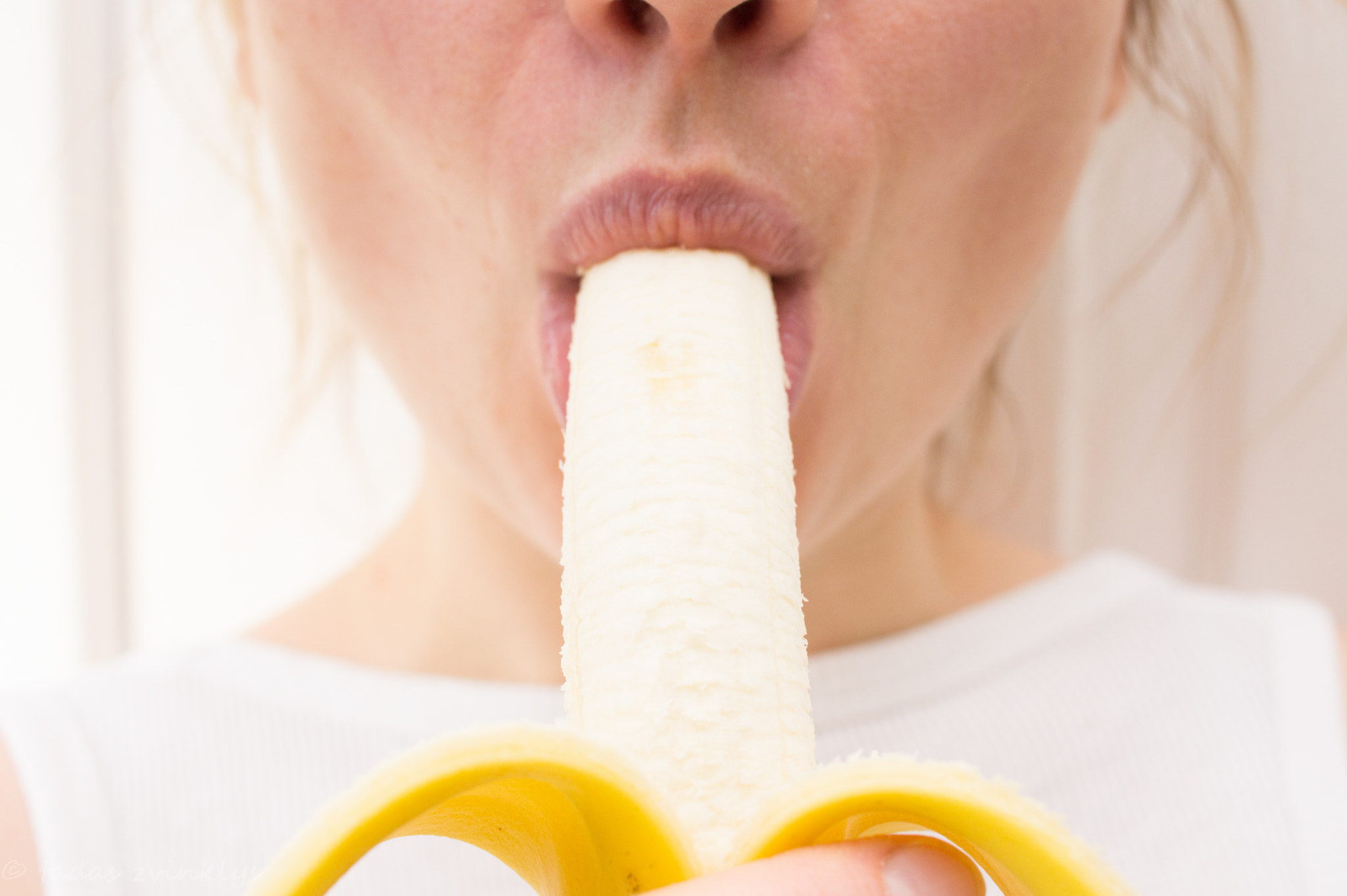 E 32mm F1.8 sample photo. Lady with banana photography