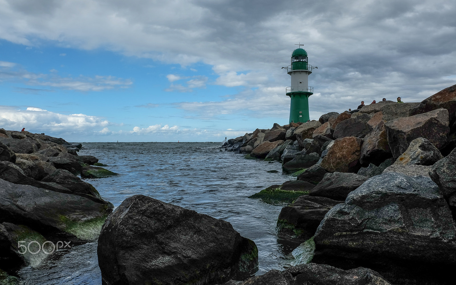 Fujifilm X-M1 + Fujifilm XF 18-55mm F2.8-4 R LM OIS sample photo. Grünes molenfeuer, warnemünde photography