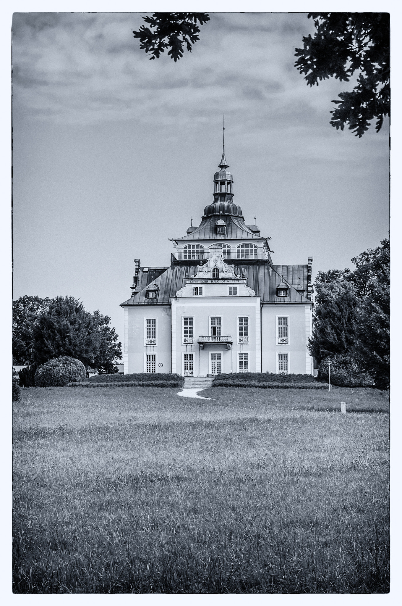 Sigma 17-70mm F2.8-4 DC Macro OS HSM | C sample photo. Villa toscana gmunden b&w photography