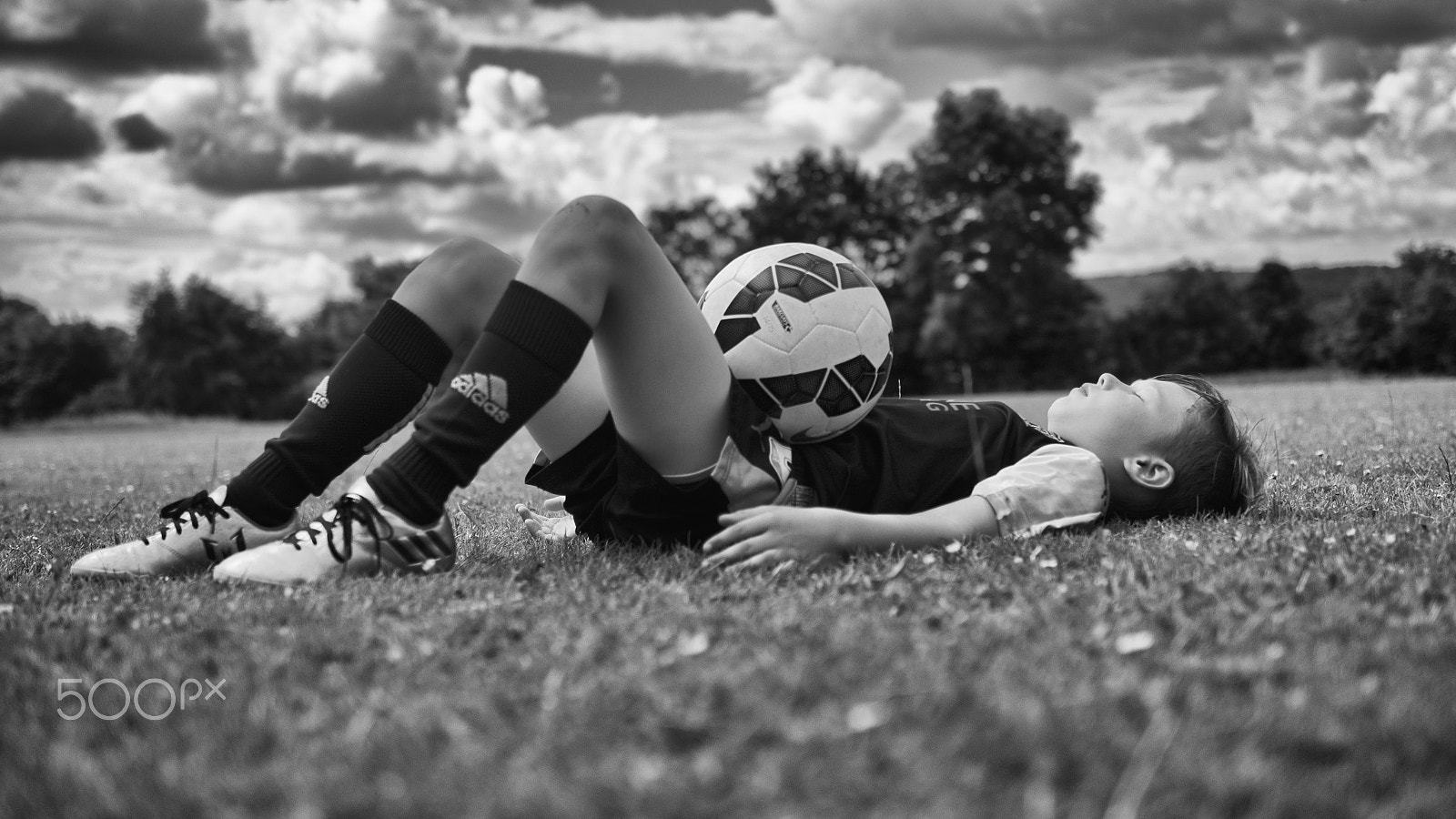 Olympus OM-D E-M10 + Panasonic Leica DG Summilux 25mm F1.4 II ASPH sample photo. Resting footballer photography