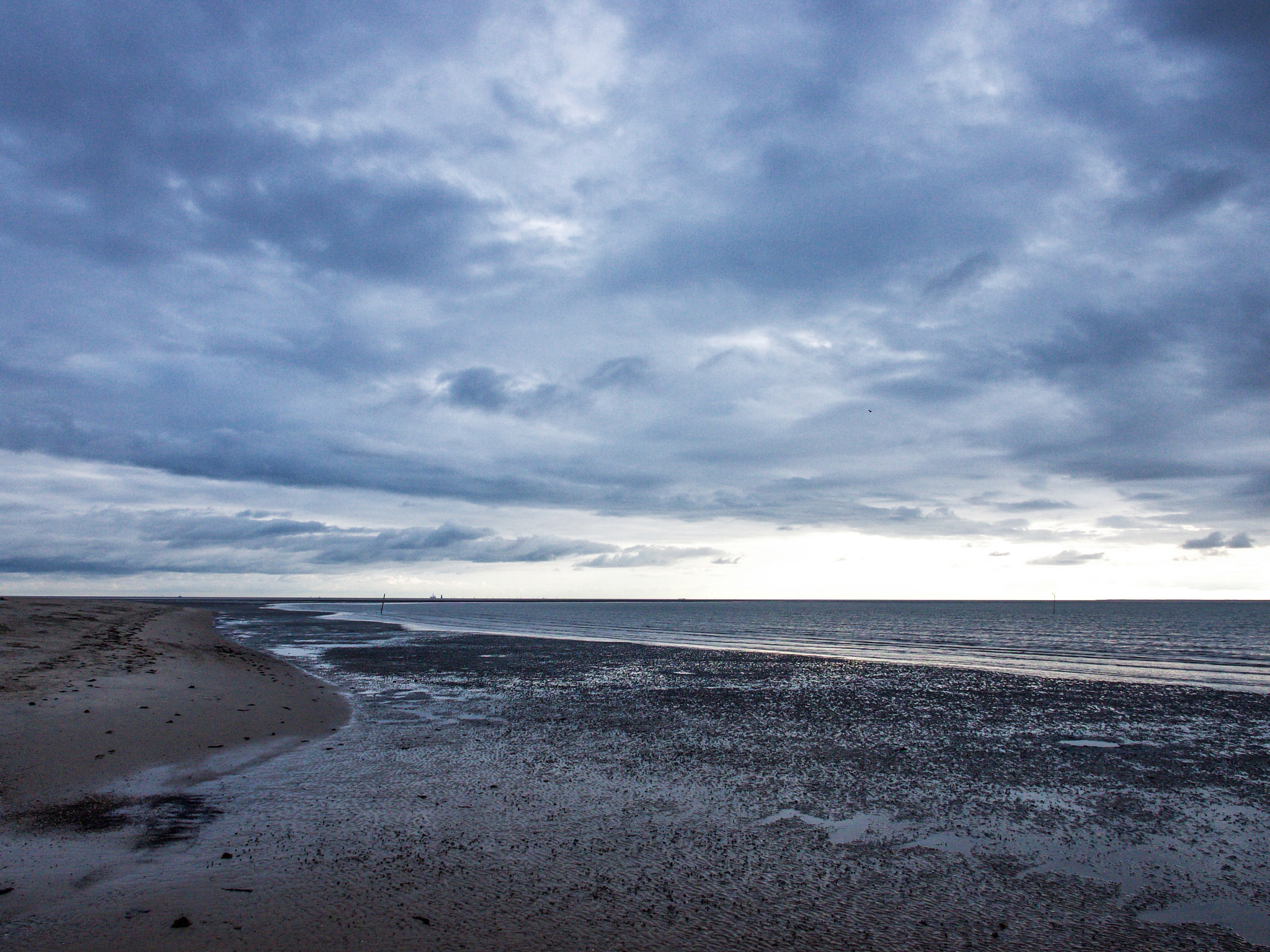 Olympus PEN E-P3 + OLYMPUS M.12mm F2.0 sample photo. Early morning on beach photography