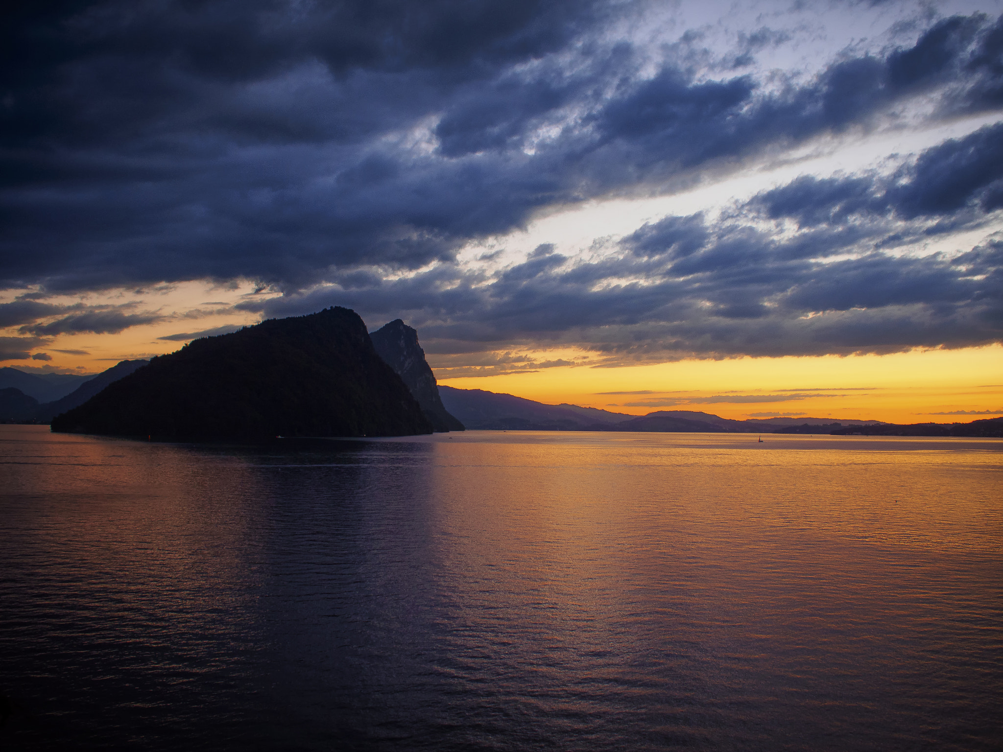 Olympus OM-D E-M5 + Olympus M.Zuiko Digital 17mm F2.8 Pancake sample photo. Lake lucerne sunset i photography