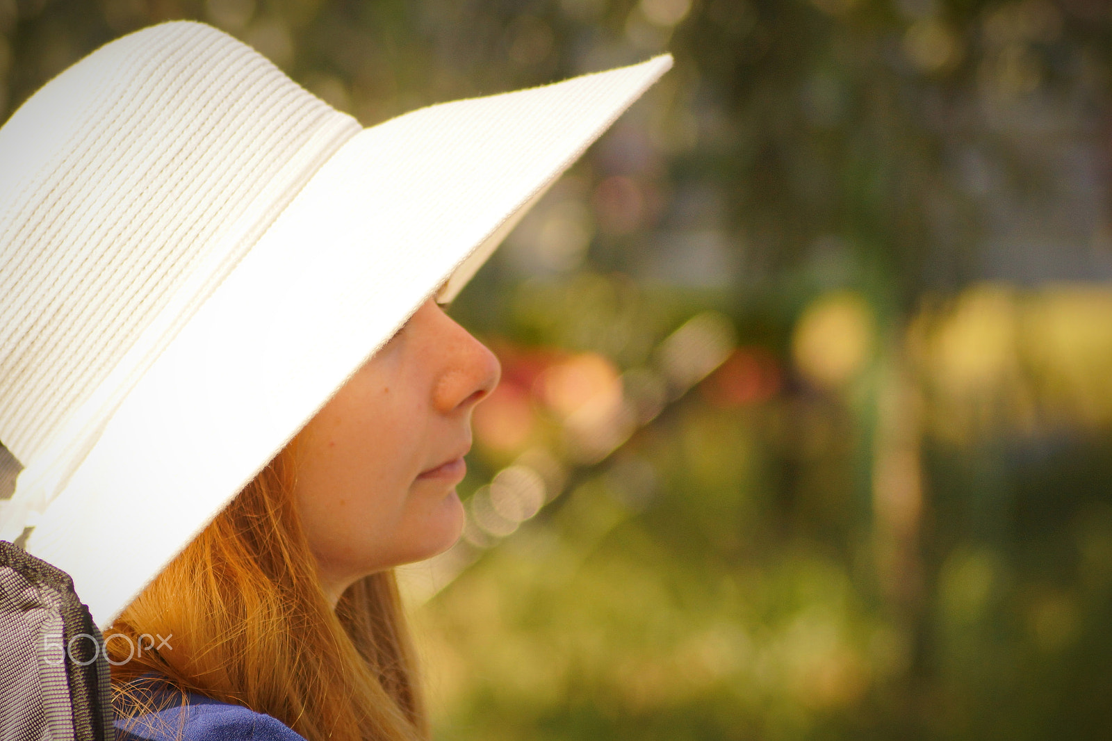 Sony DT 55-200mm F4-5.6 SAM sample photo. Her hat photography