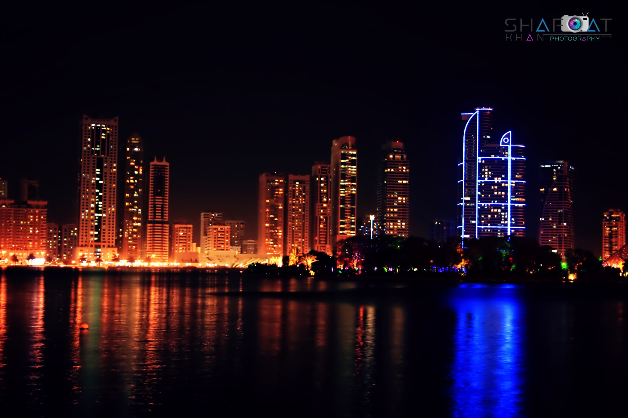 Canon EOS 70D + Canon EF-S 18-55mm F3.5-5.6 sample photo. Midnight downtown vibrant view photography