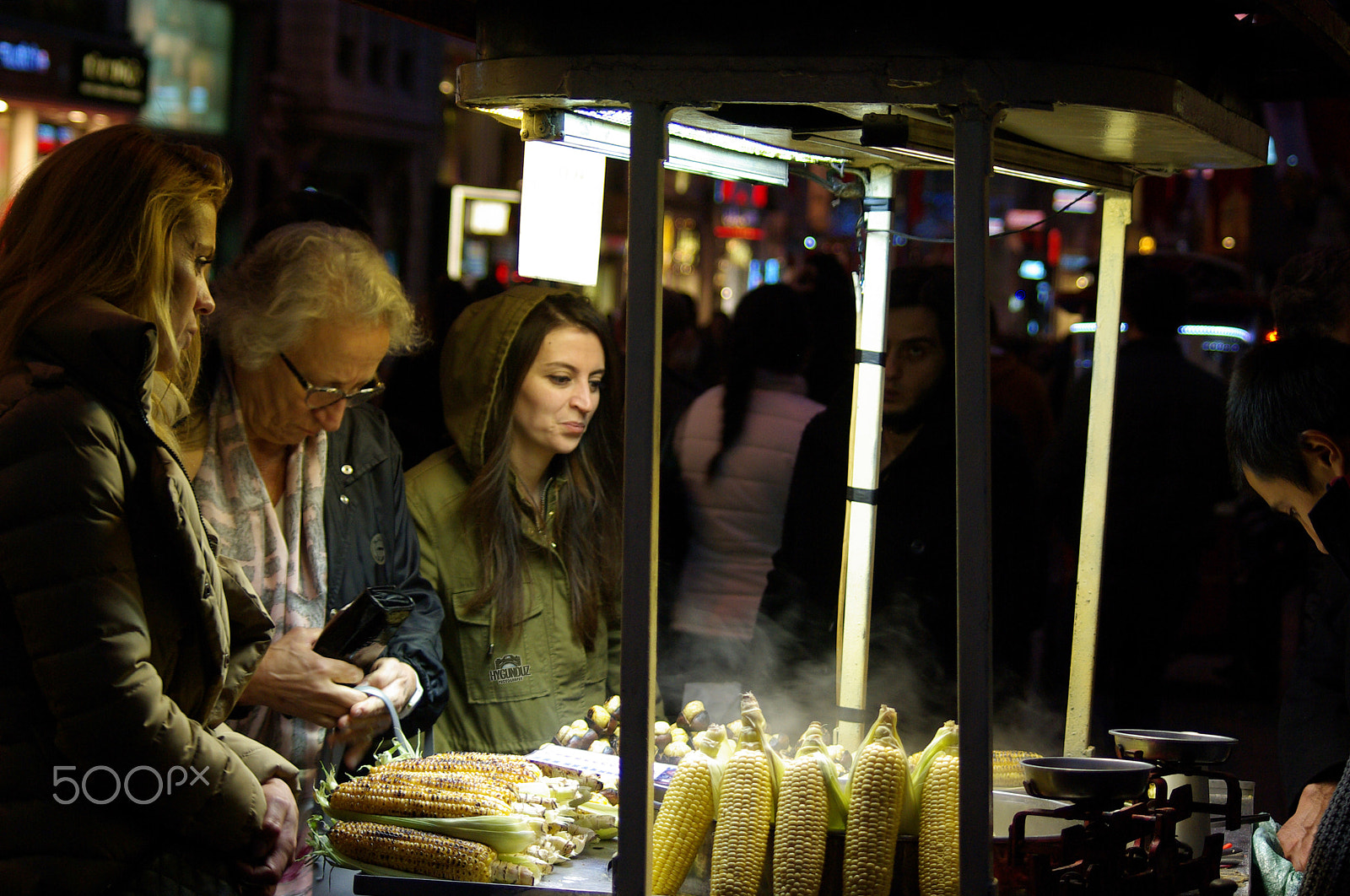 smc PENTAX-DA L 55-300mm F4-5.8 ED sample photo. İstiklal caddesi'nde mısır tezgahı photography