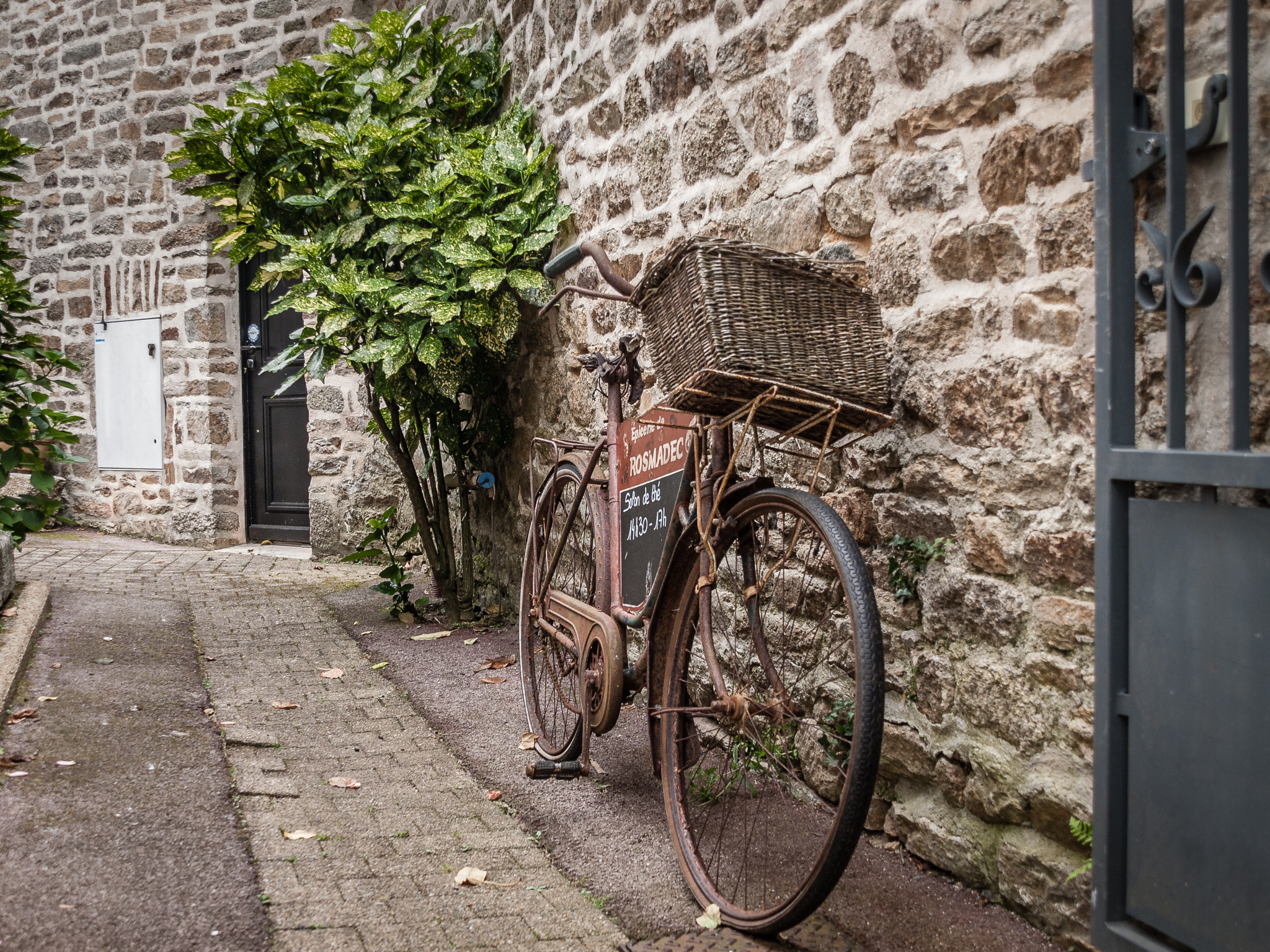 Olympus E-520 (EVOLT E-520) + OLYMPUS 18mm-180mm Lens sample photo. Pont-aven, bretagne photography