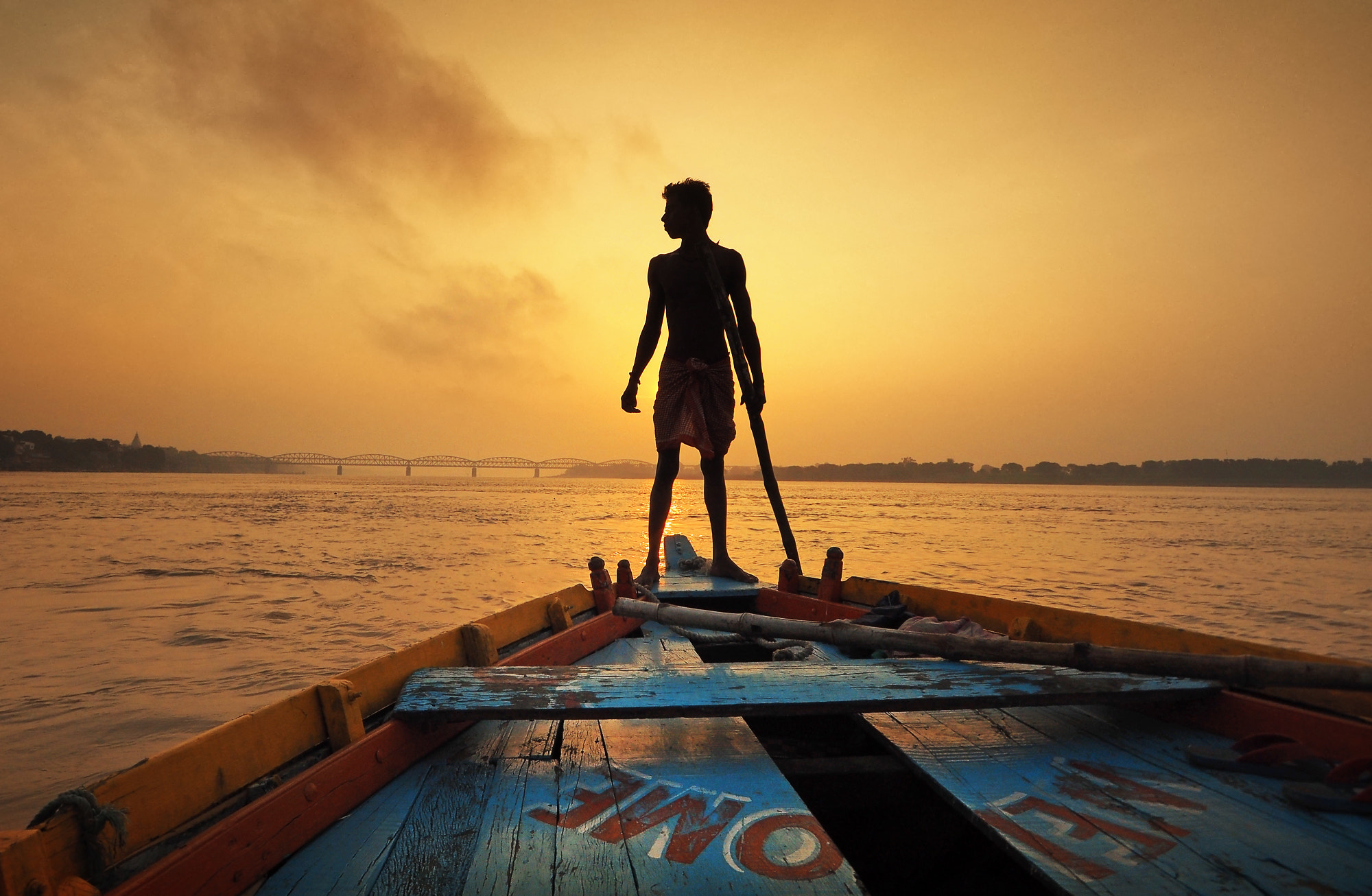 Olympus OM-D E-M5 II + OLYMPUS M.9-18mm F4.0-5.6 sample photo. Young boatman in ganges photography