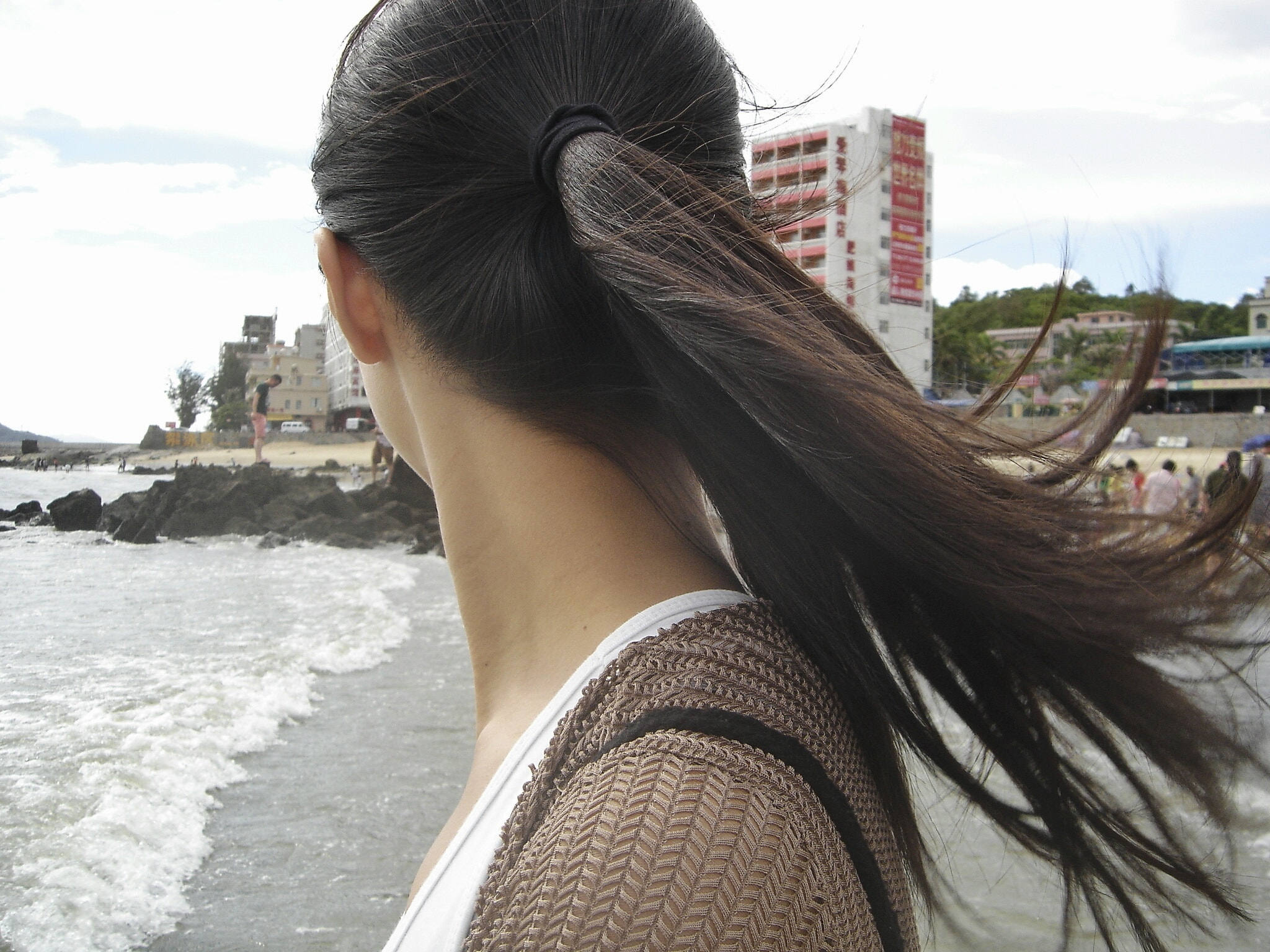 Sony DSC-P93 sample photo. Girl by sea photography